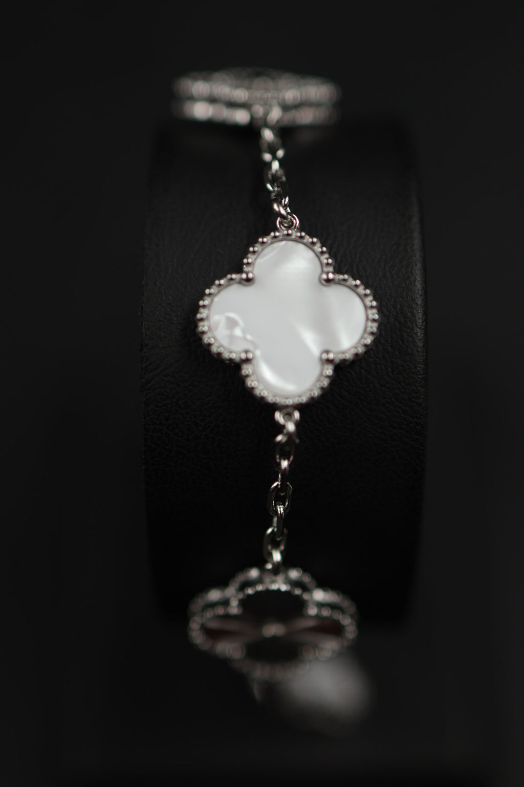 Pulsera Trébol Blanco Nácar - Láser Plateado.