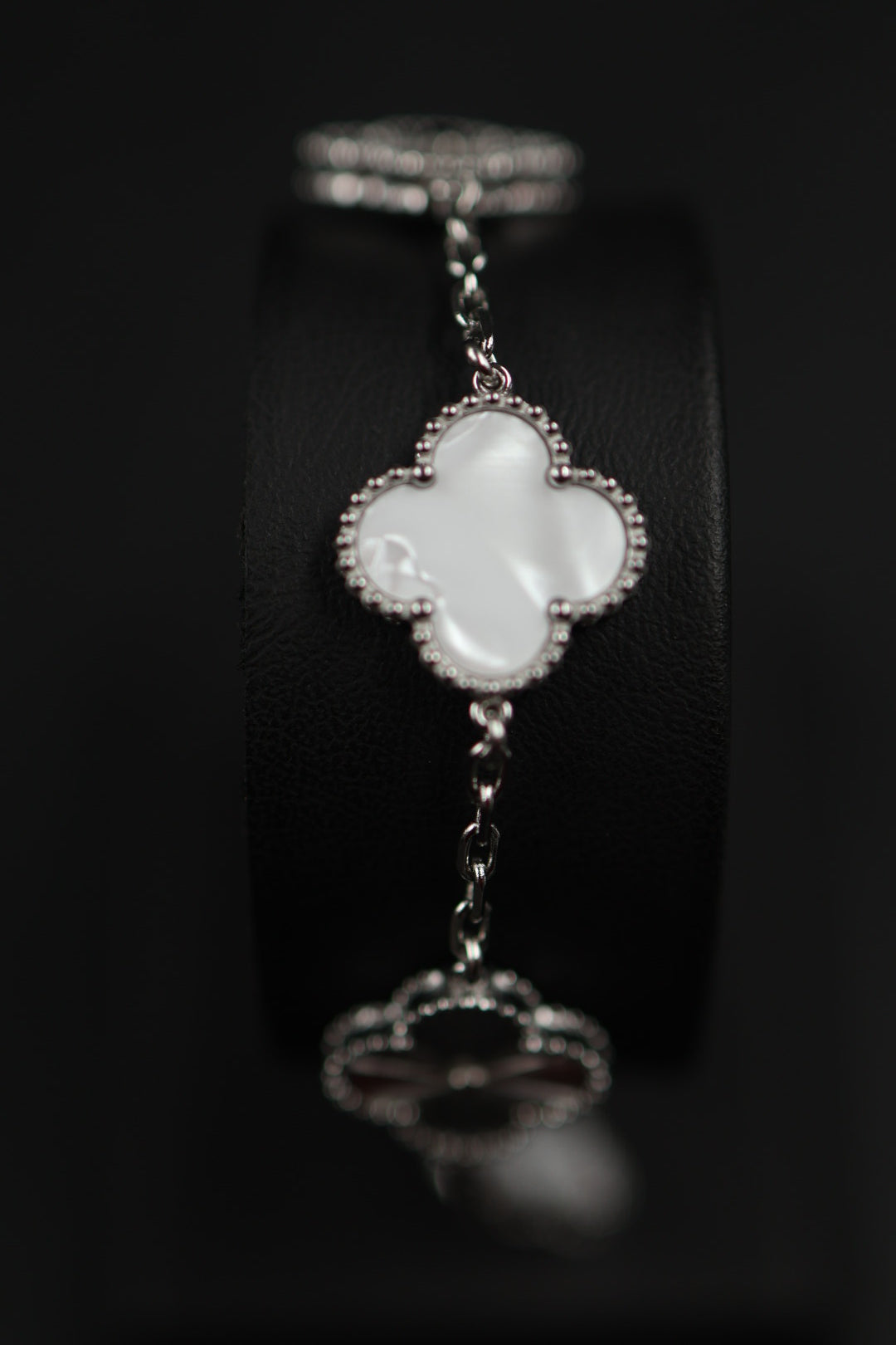 Pulsera Trébol Blanco Nácar - Láser Plateado.
