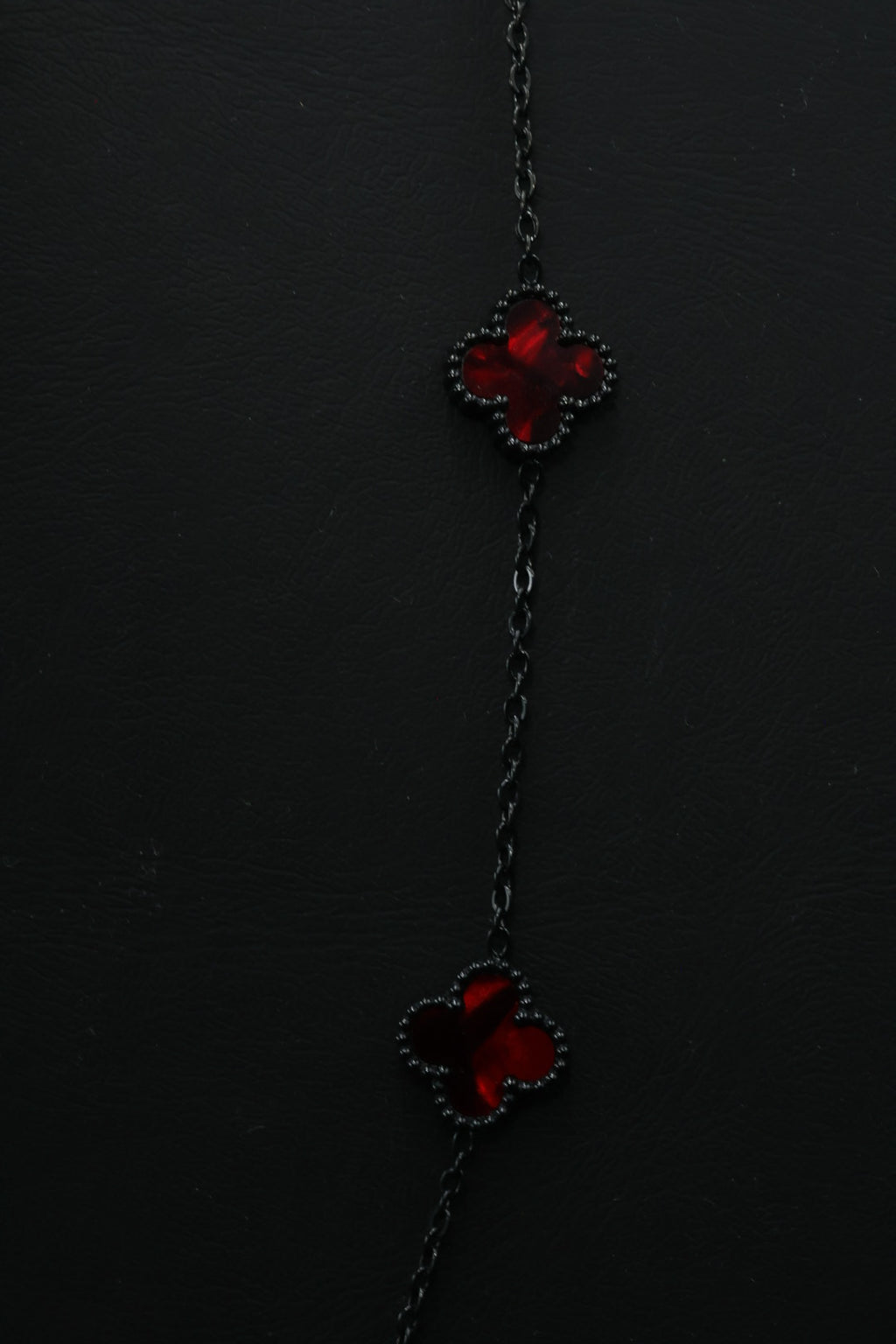 Collar Largo Trébol 13 mm Rojo Marmolado. - Negro.