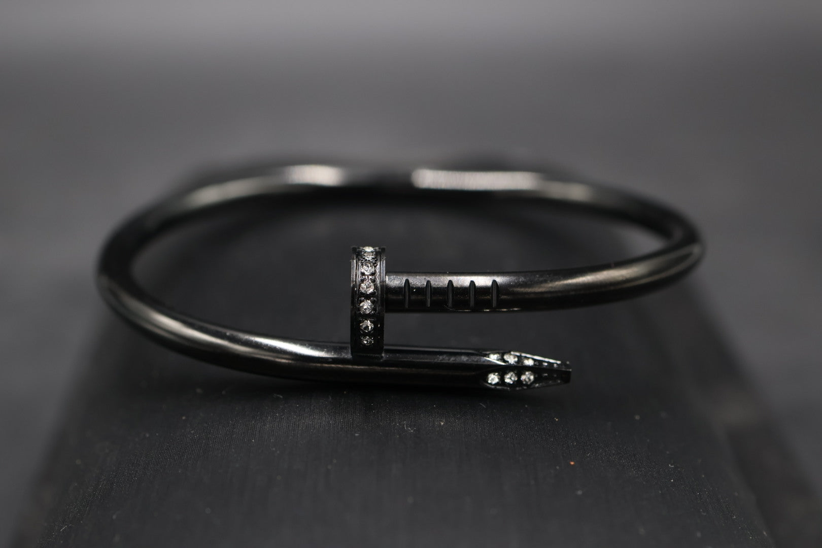 Pulsera Brazalete Clavo Drill - Negro Zirconias.