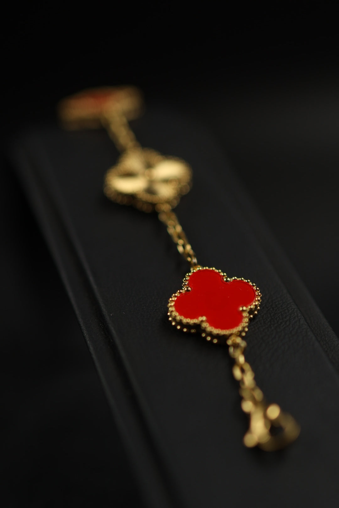 Pulsera Trébol Rojo- Láser Dorado.