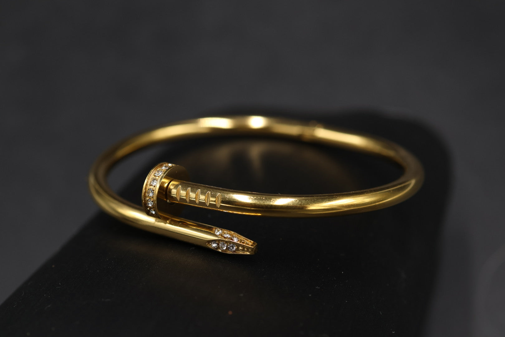 Pulsera Brazalete Clavo Drill - Dorado Zirconias.