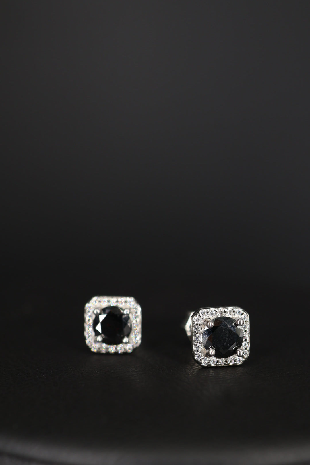 Aretes Box Plata .925 - Moissanita Black 0.5 ct.