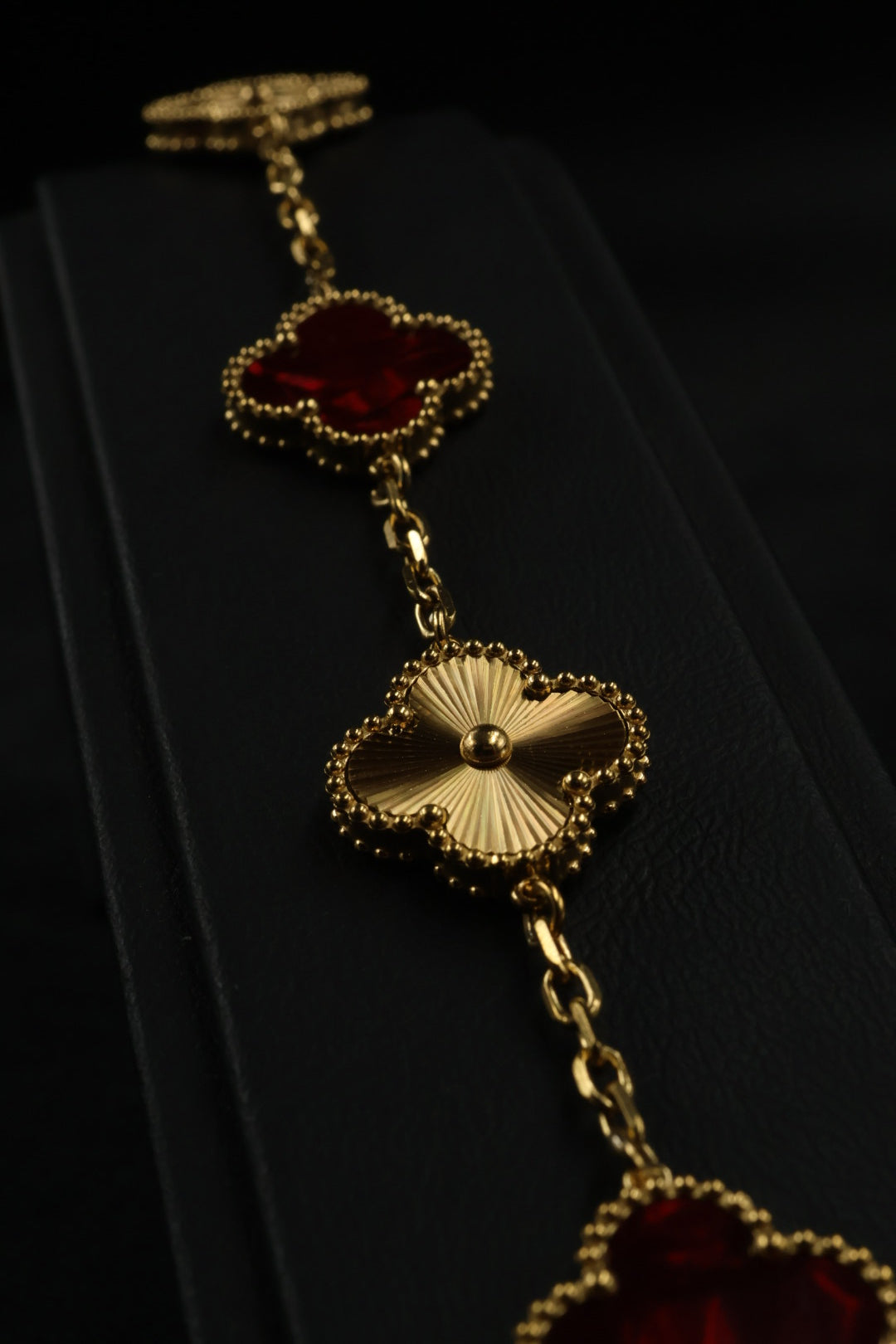 Pulsera Trébol Rojo Mármol- Láser Dorado.