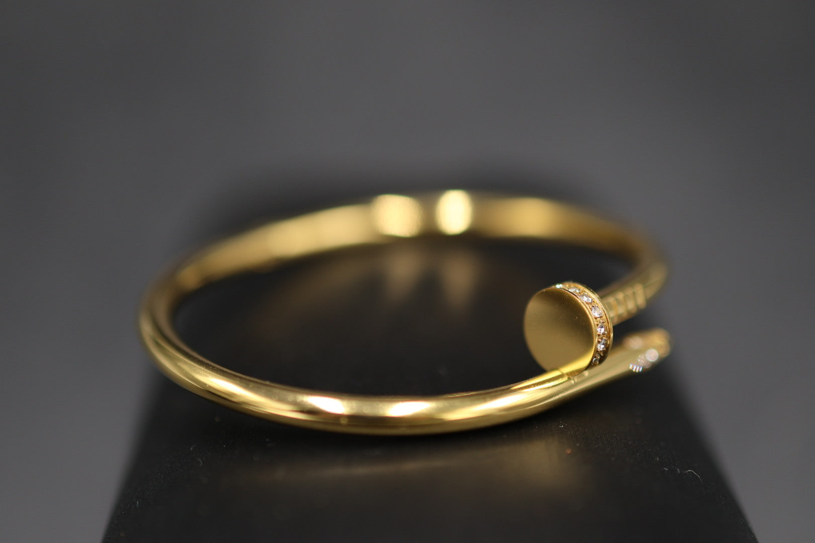 Pulsera Brazalete Clavo Drill - Dorado Zirconias.