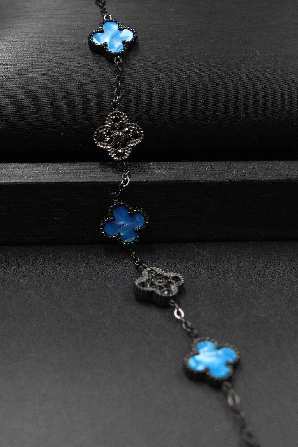 Pulsera Trébol Azul Rey Mármol- Zirconias Negras.
