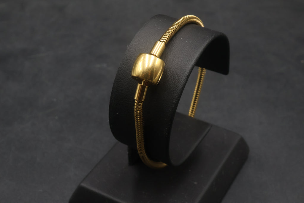 Pulsera dorada tipo Pandora 6.