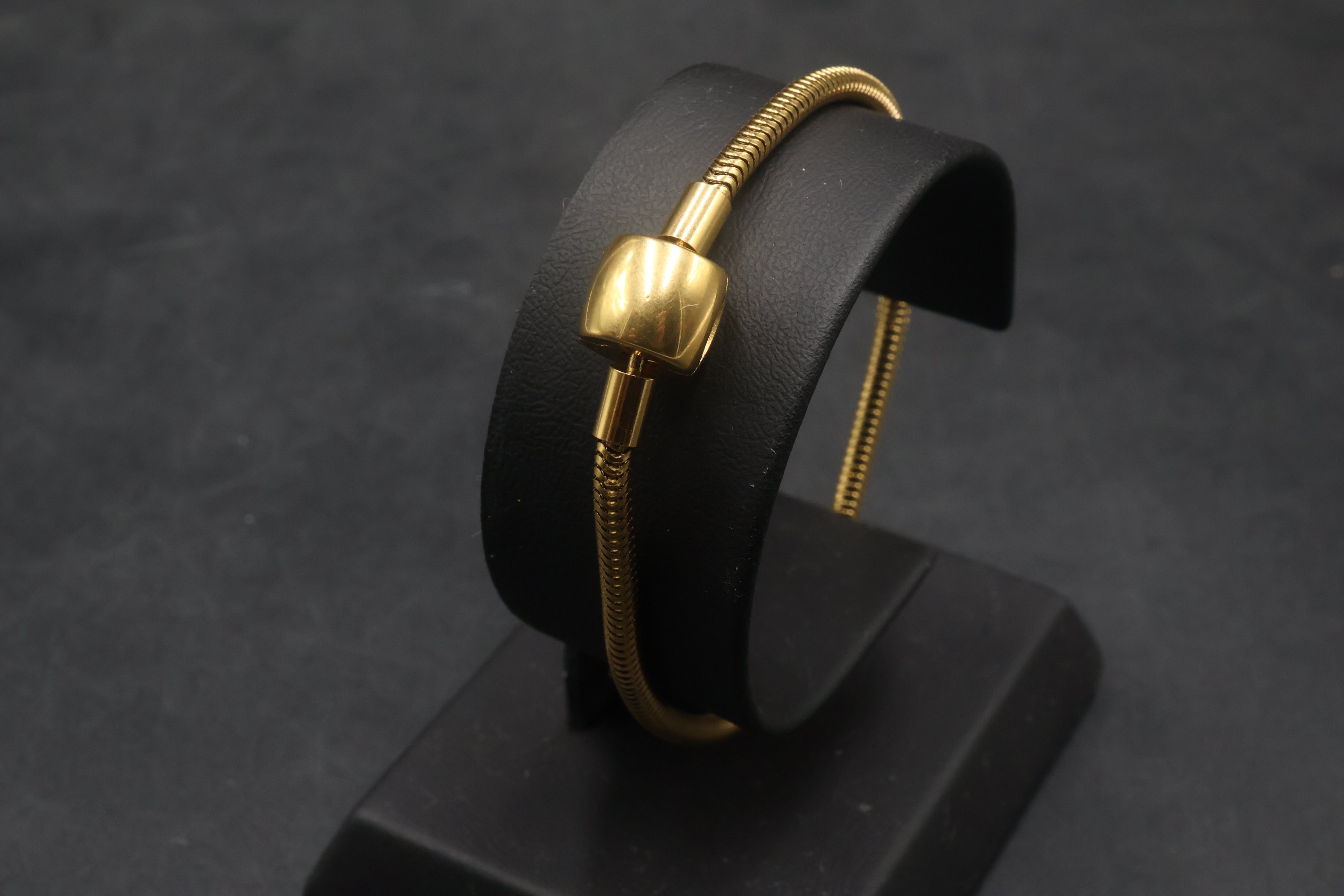Pulsera dorada tipo Pandora 6.