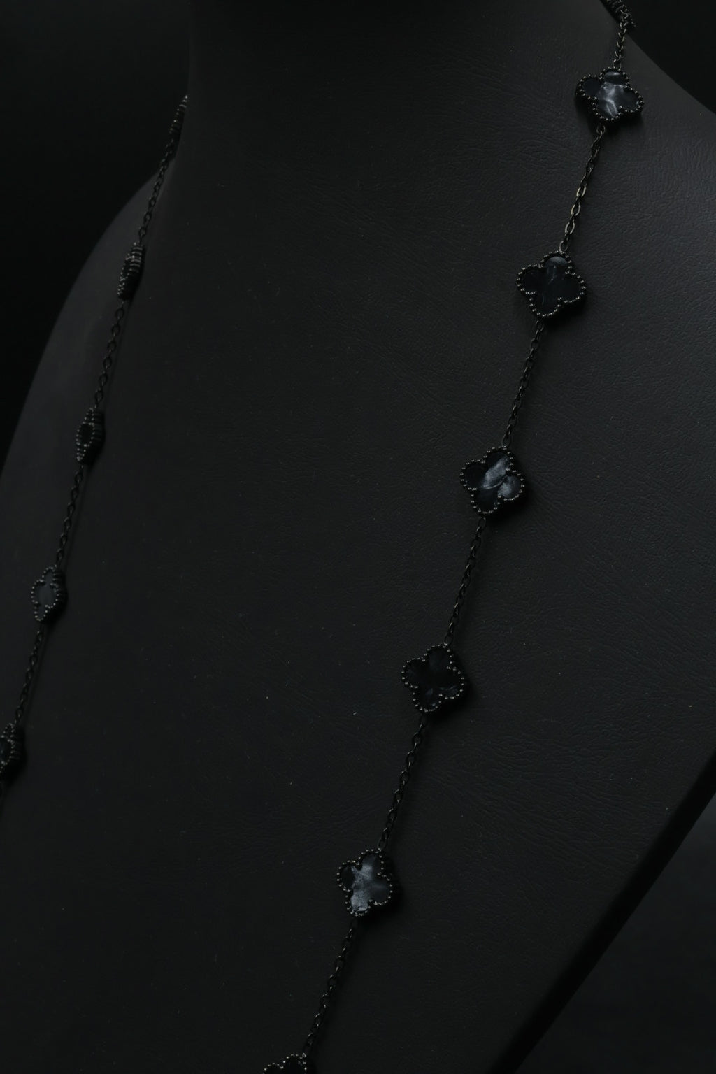 Collar Largo Trébol 13 mm Negro Marmolado. - Negro.
