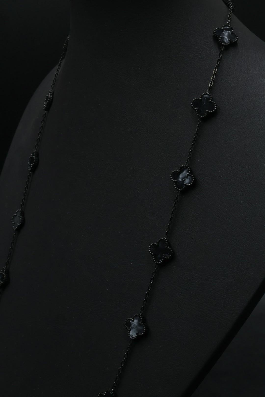 Collar Largo Trébol 13 mm Negro Marmolado. - Negro.