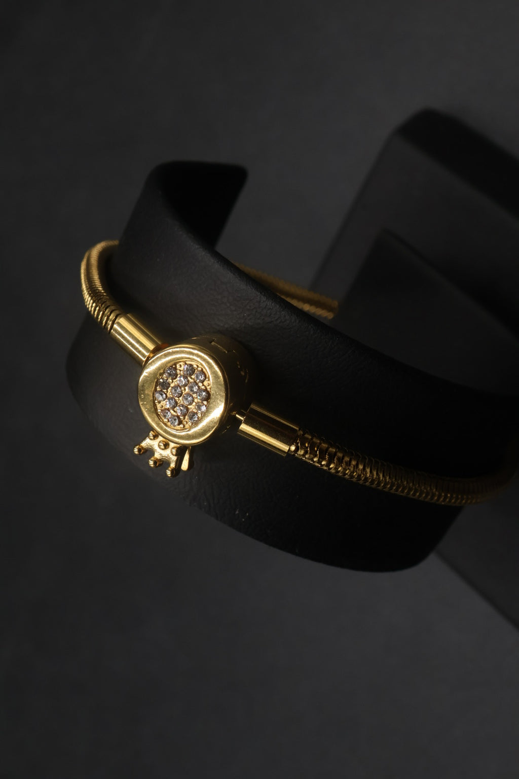 Pulsera dorada tipo Pandora 8.
