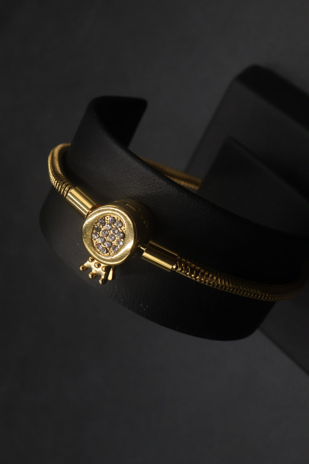 Pulsera dorada tipo Pandora 8.