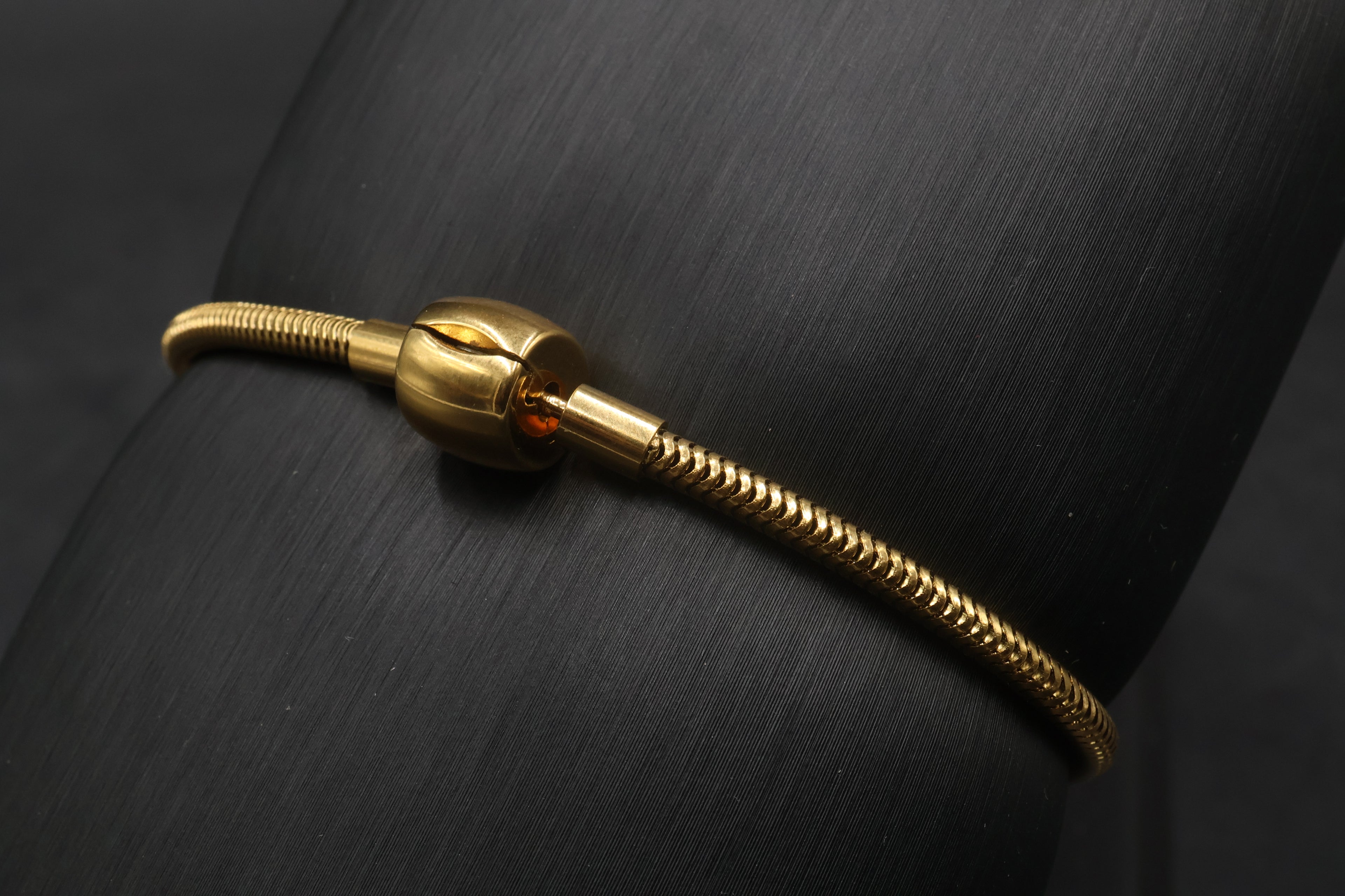 Pulsera dorada tipo Pandora 6.