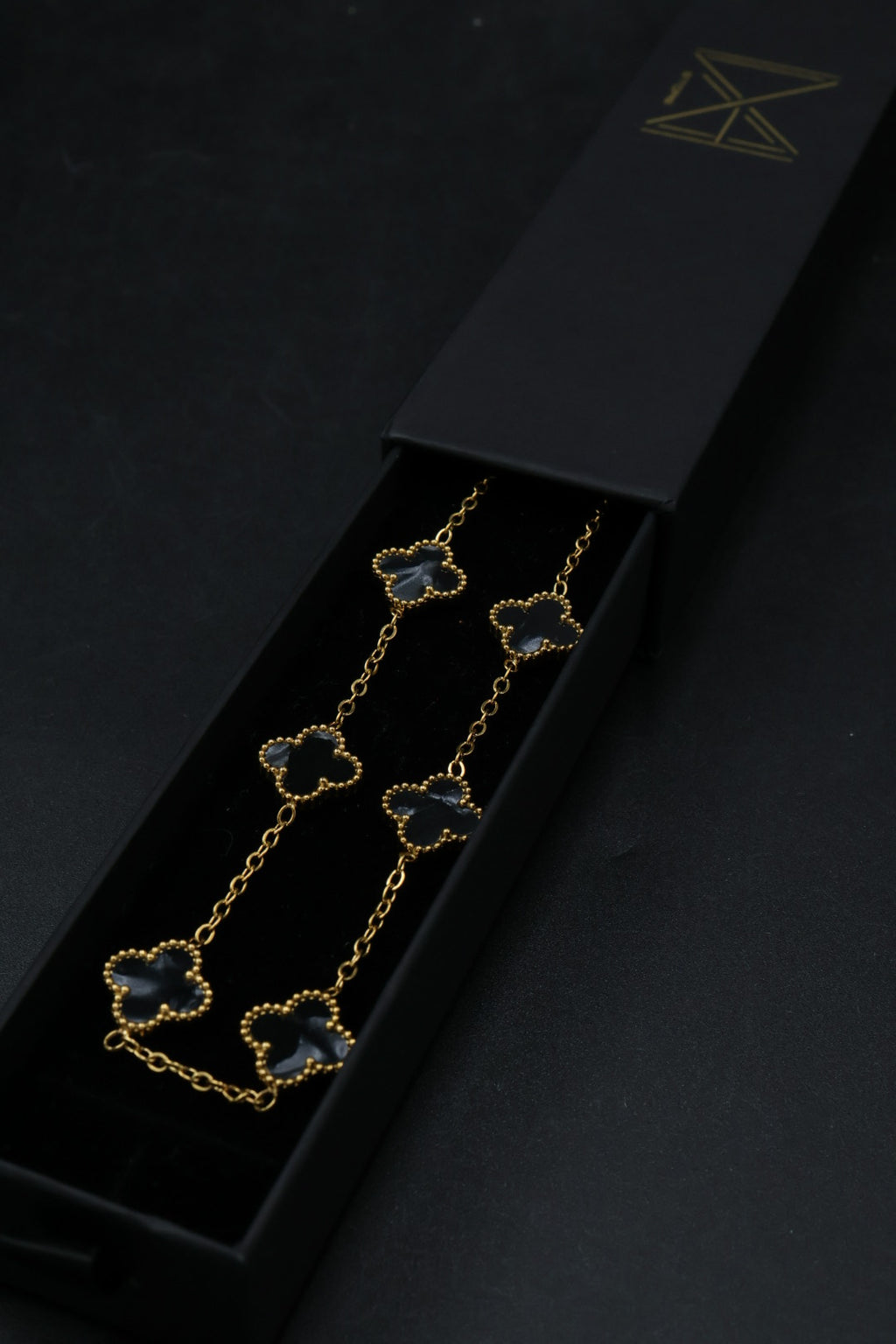 Collar Trébol 13 mm Negro Marmolado. - Dorado.