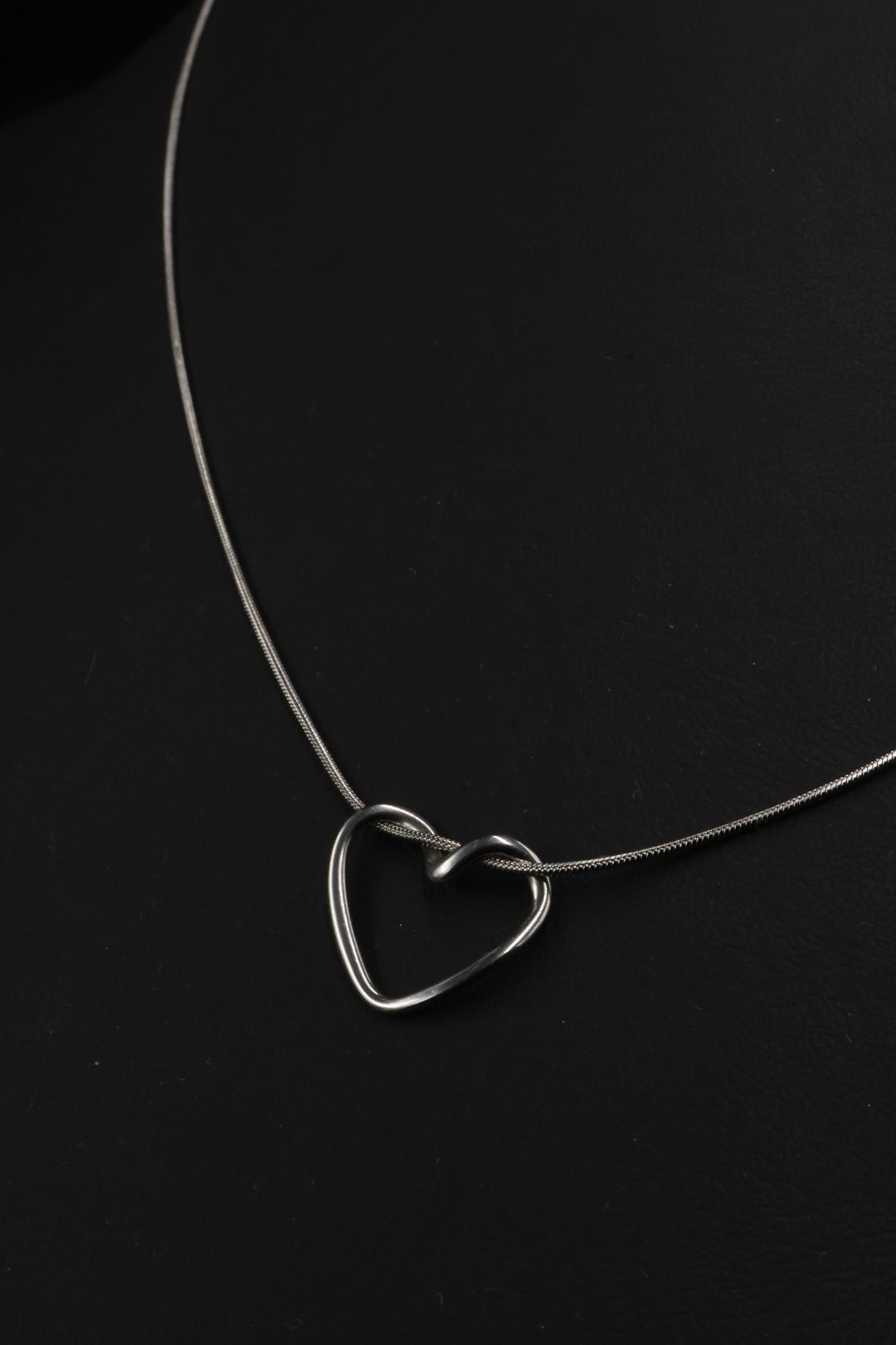 Collar con dije de Corazón Plateado.