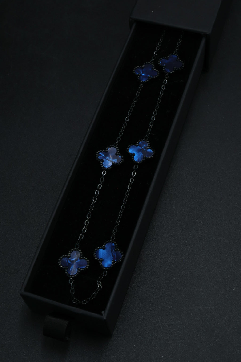 Collar Trébol 13 mm Azul Marmolado. - Negro.