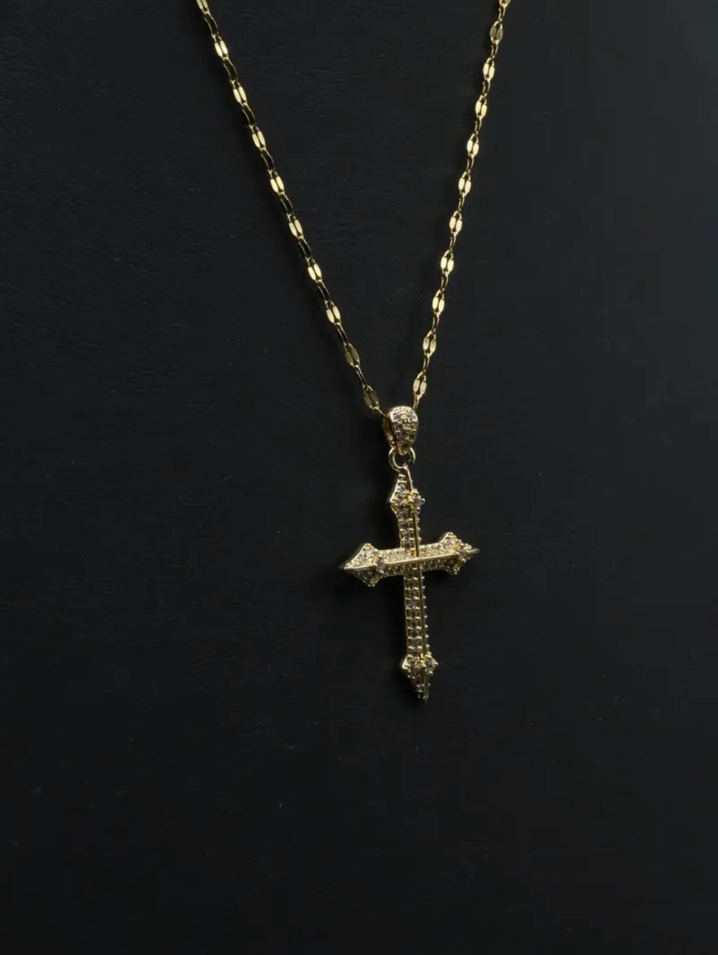 Collar con dije de Cruz con Zirconias.