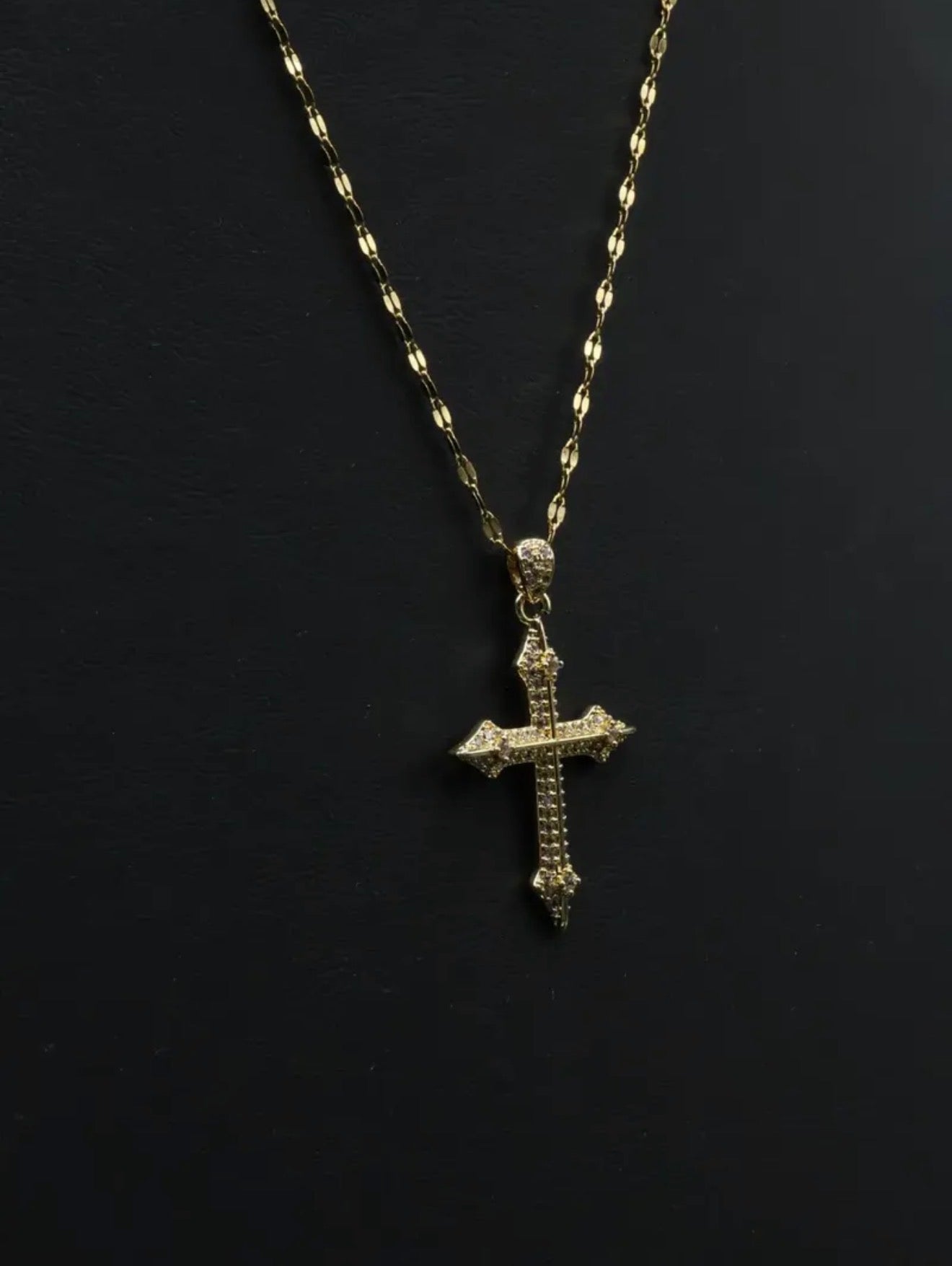 Collar con dije de Cruz con Zirconias.