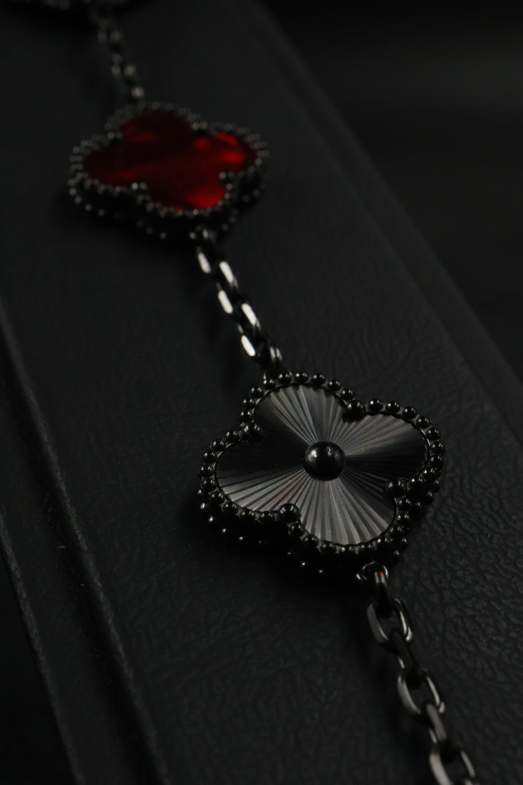 Pulsera Trébol Rojo Mármol- Láser Negro.