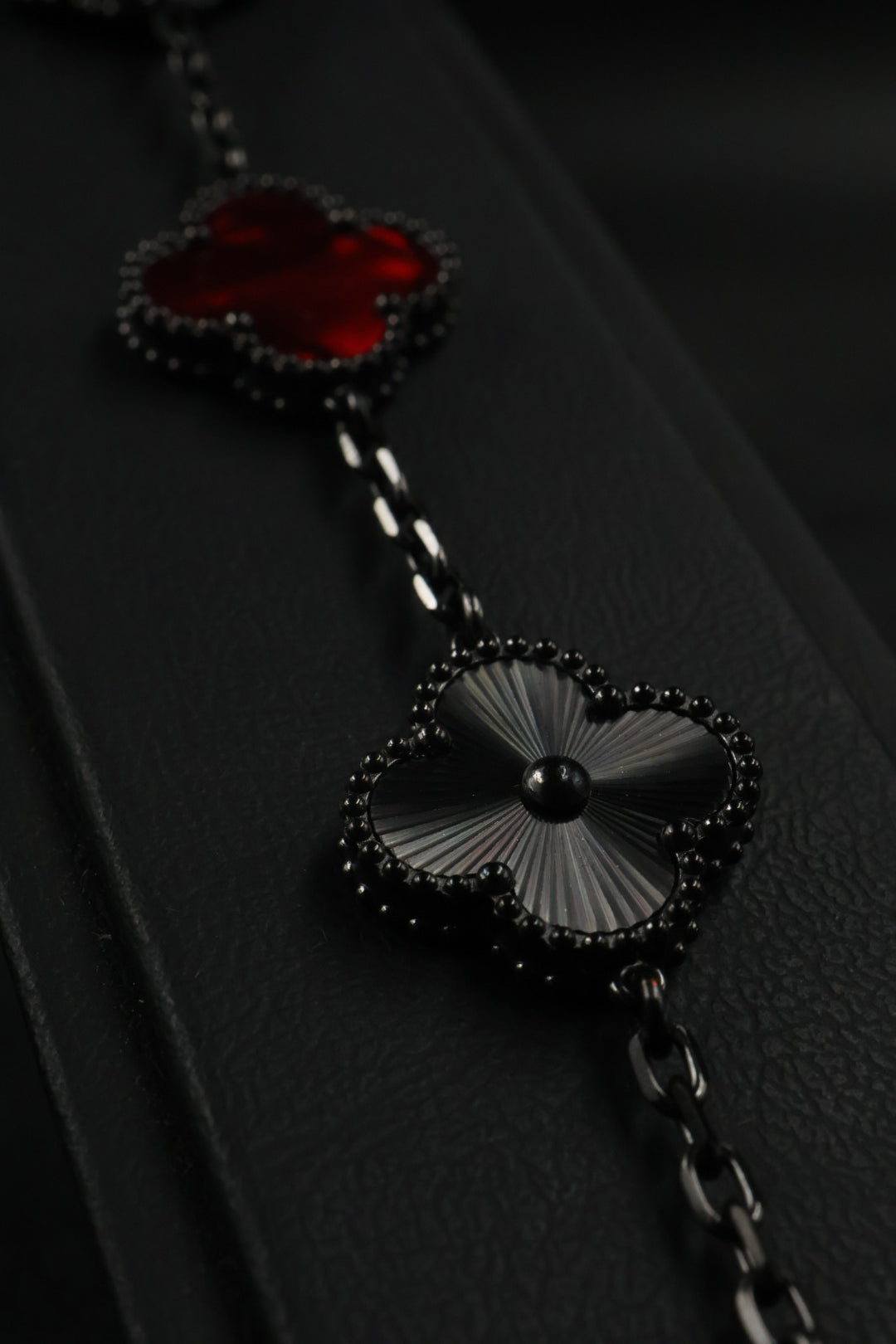 Pulsera Trébol Rojo Mármol- Láser Negro.
