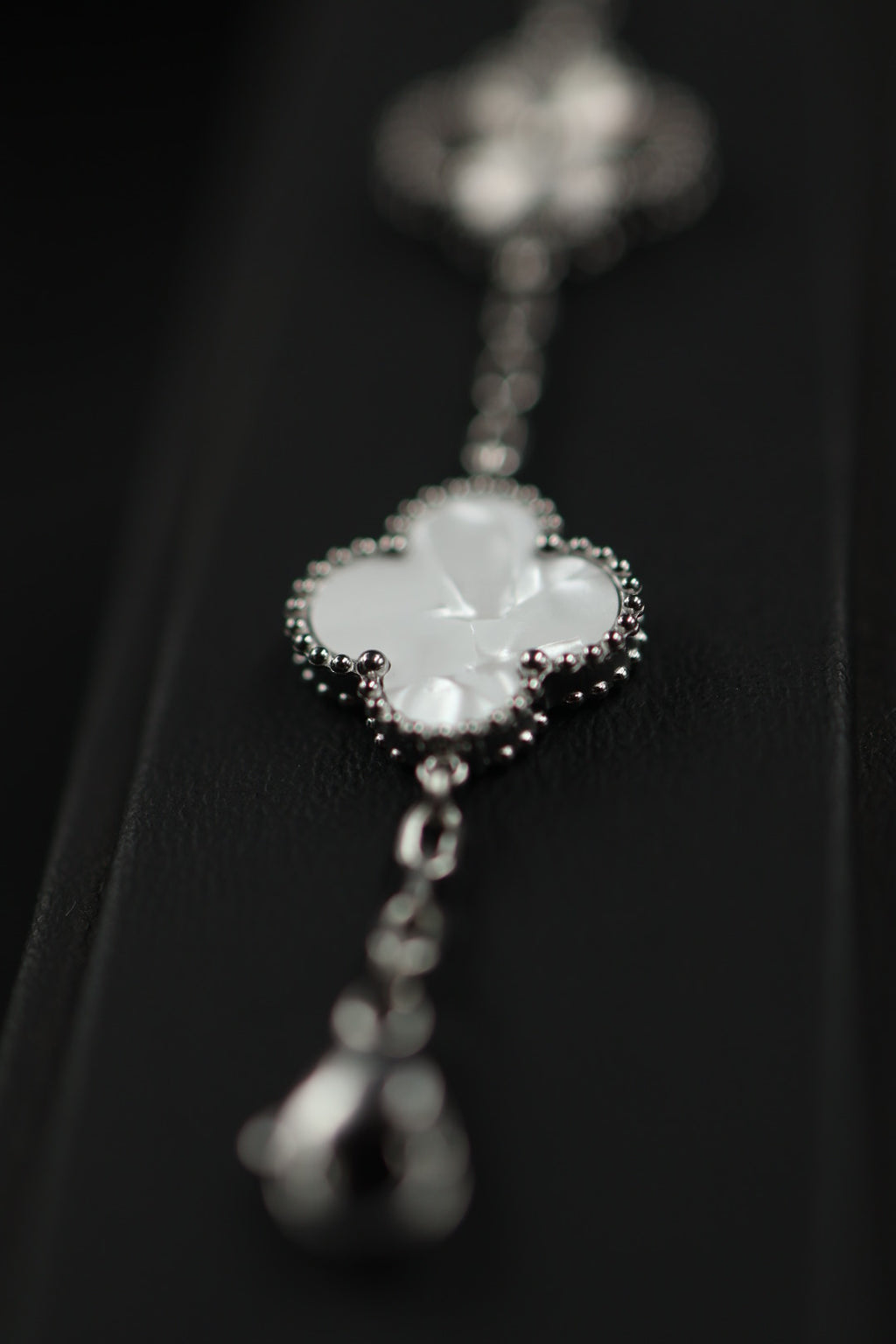 Pulsera Trébol Blanco Nácar - Láser Plateado.