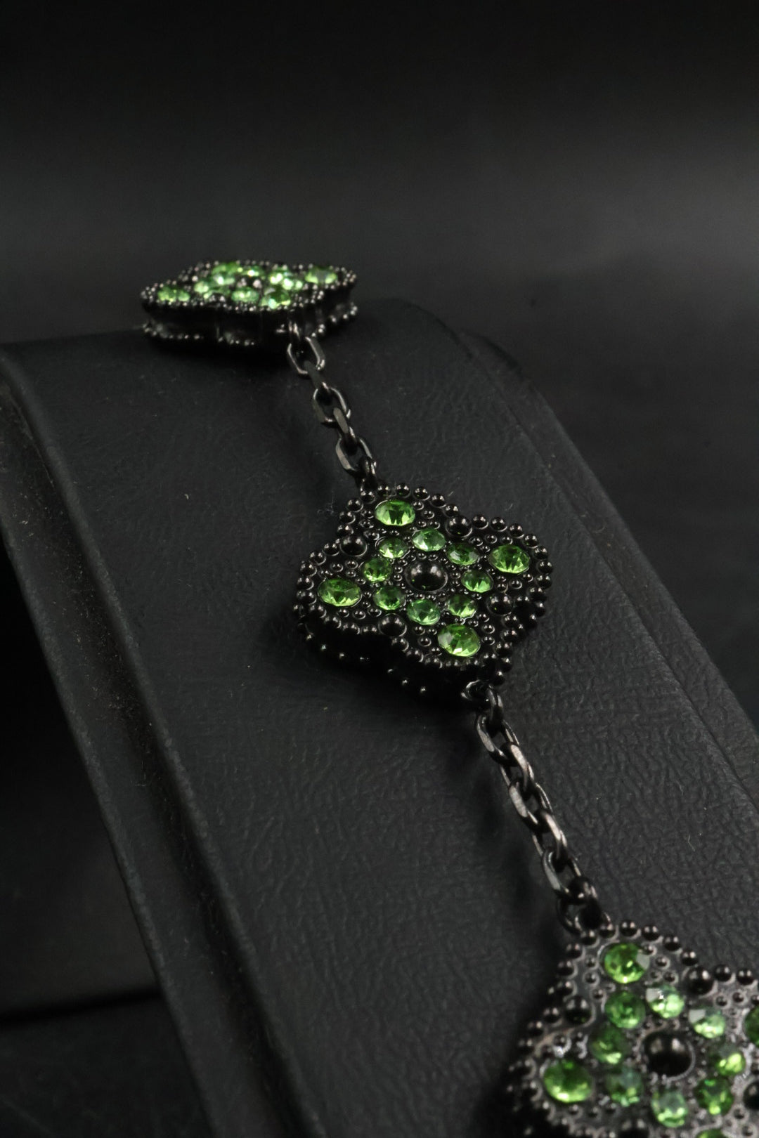 Pulsera Trébol Negro - Zirconias Verdes.