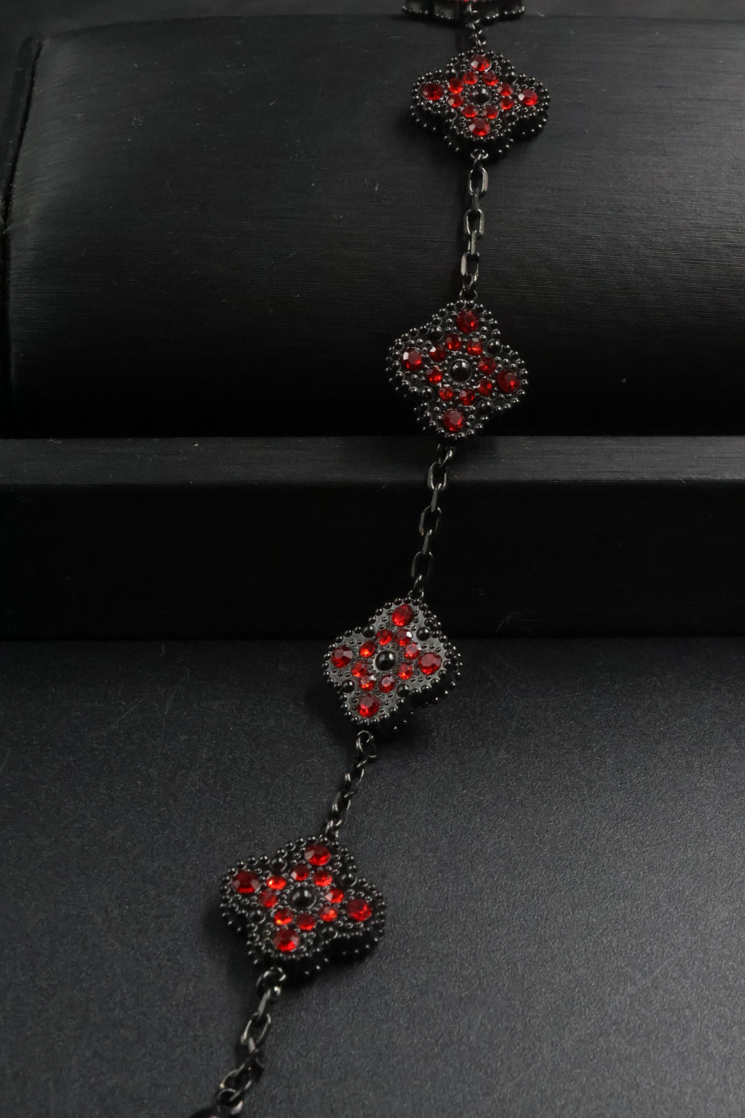 Pulsera Trébol Negro - Zirconias Rojo.
