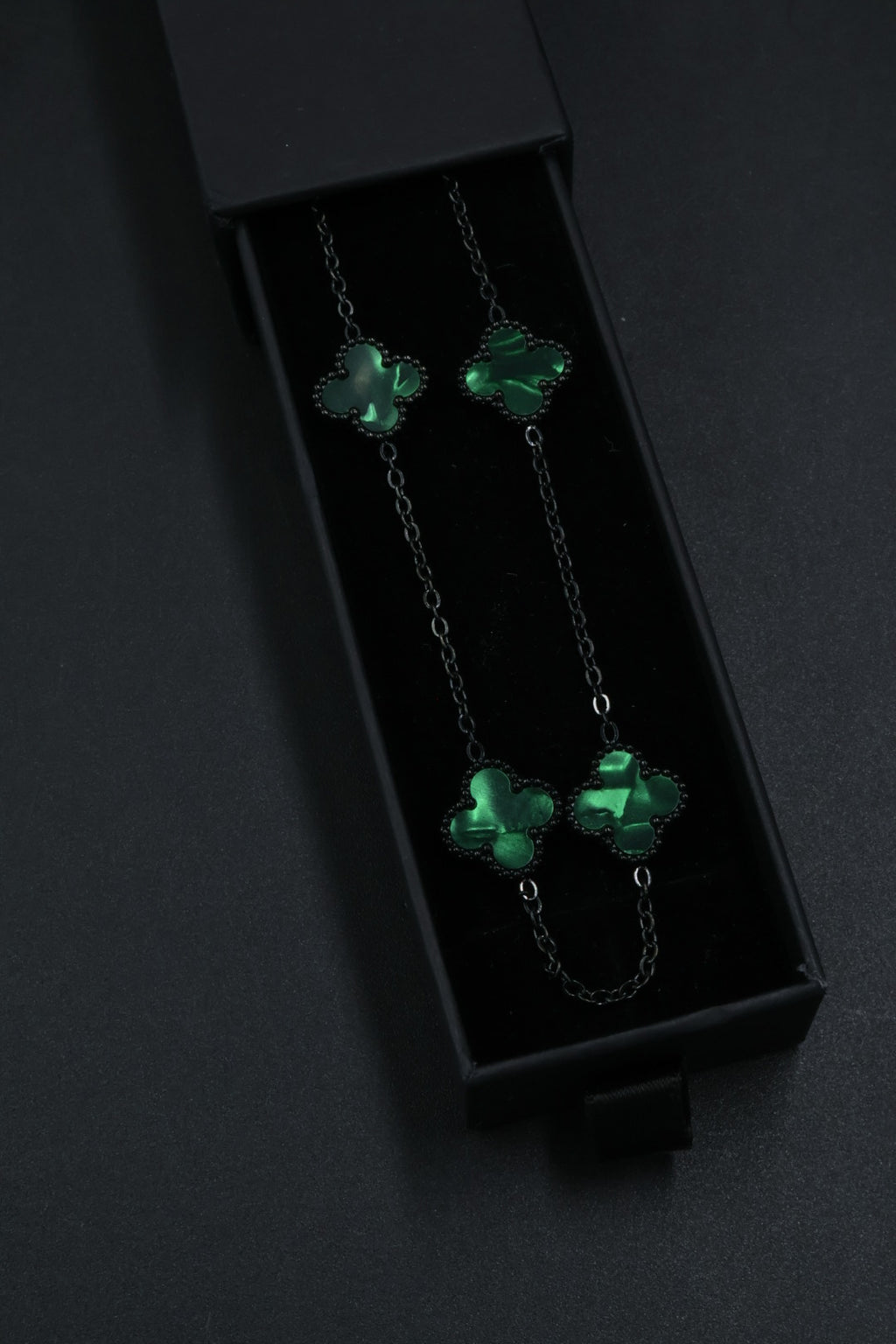 Collar Largo Trébol 13 mm Verde Marmolado. - Negro.