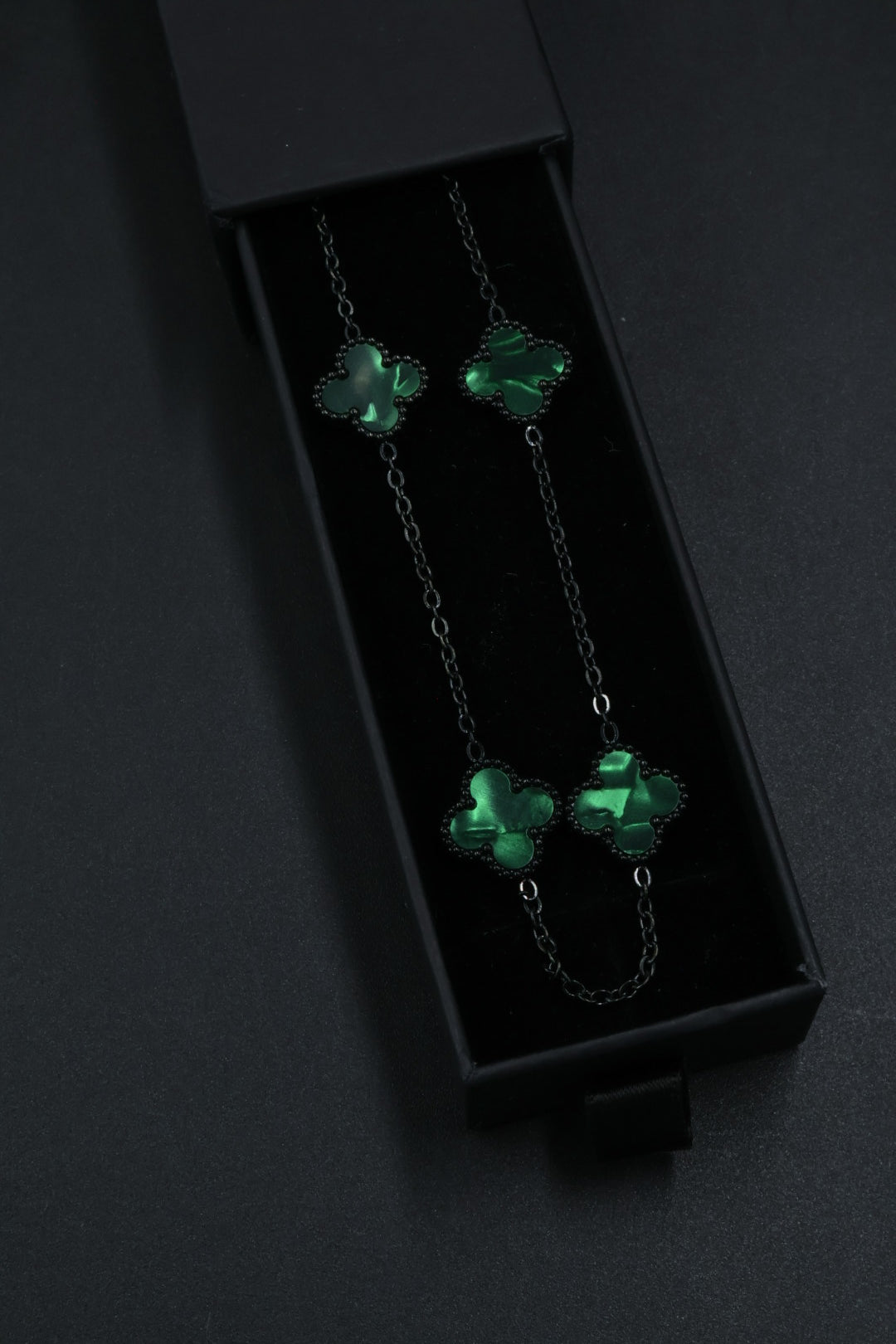 Collar Largo Trébol 13 mm Verde Marmolado. - Negro.