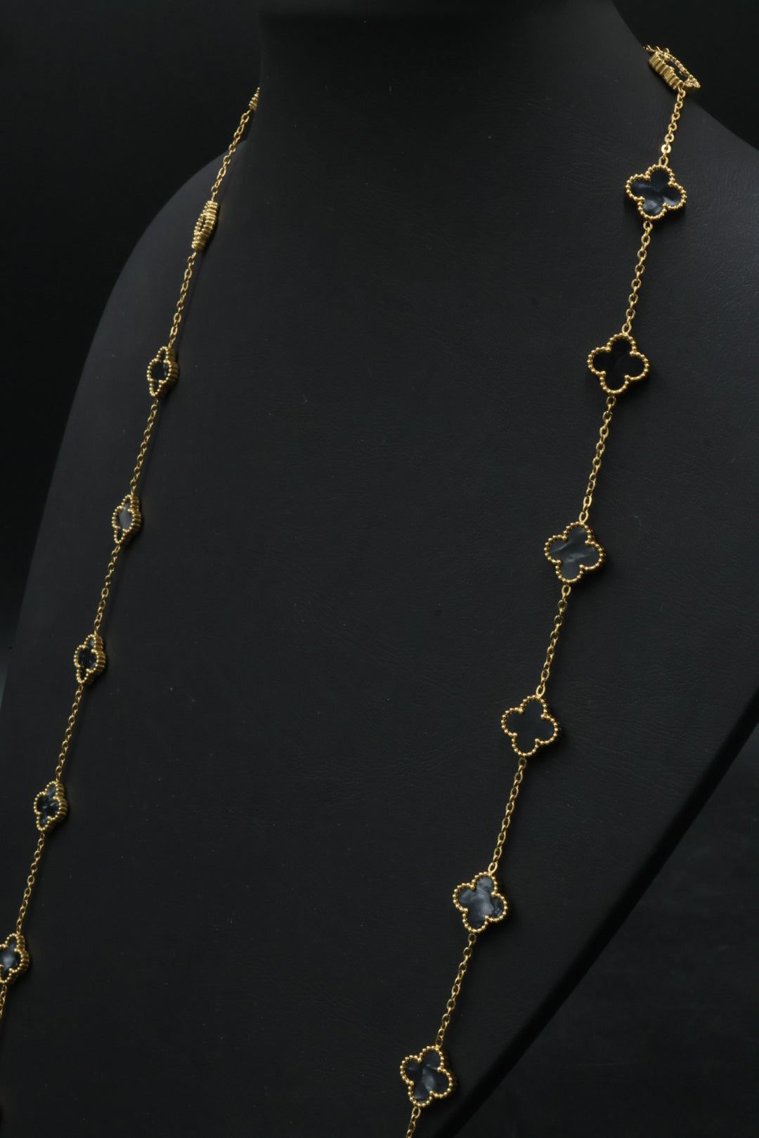Collar Largo Trébol 13 mm Negro Marmolado. - Dorado.