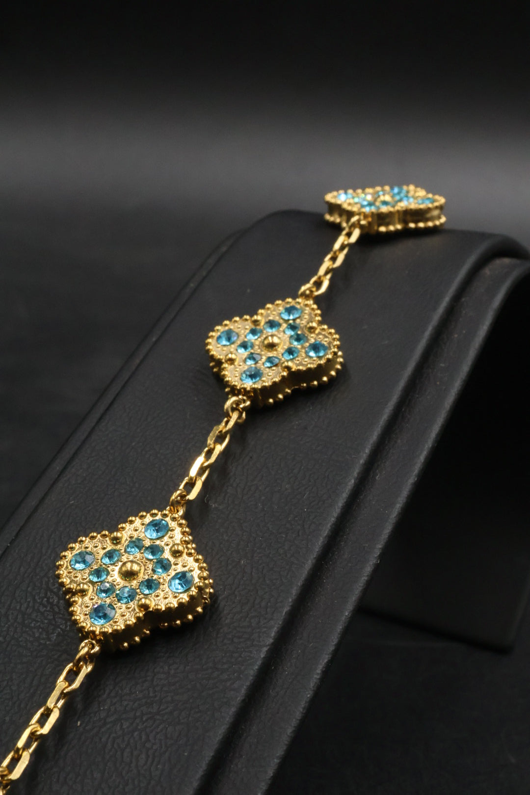 Pulsera Trébol Dorado - Zirconias Celeste.