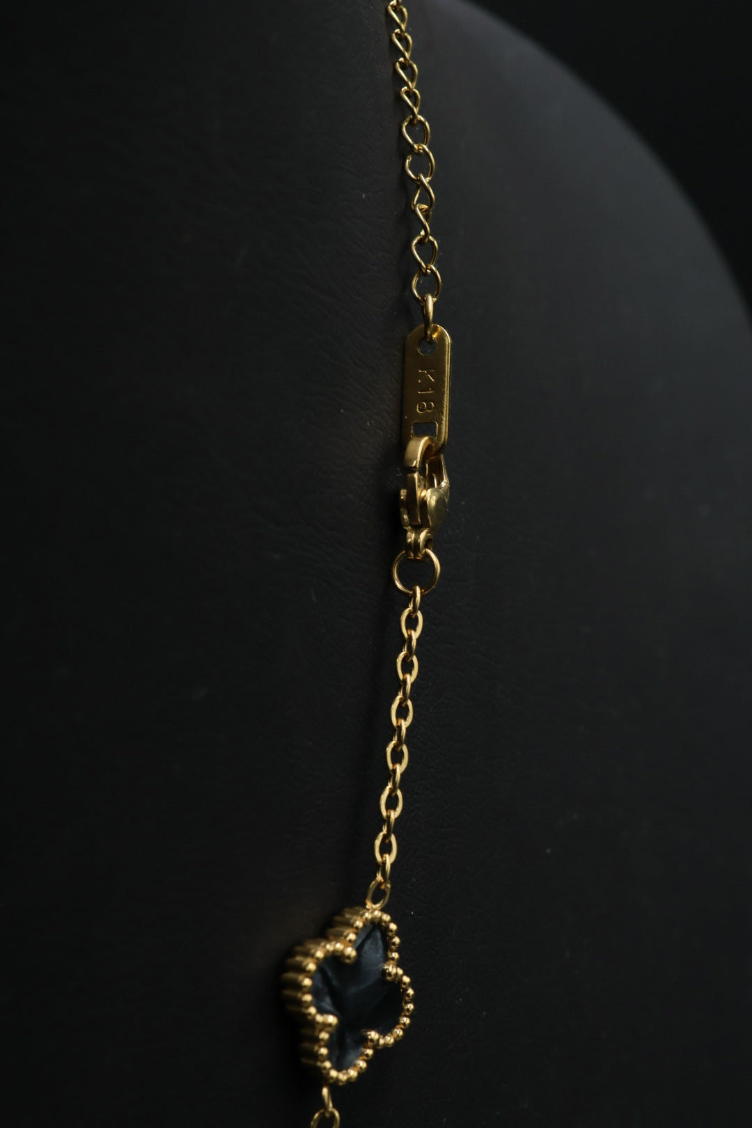 Collar Trébol 13 mm Negro Marmolado. - Dorado.
