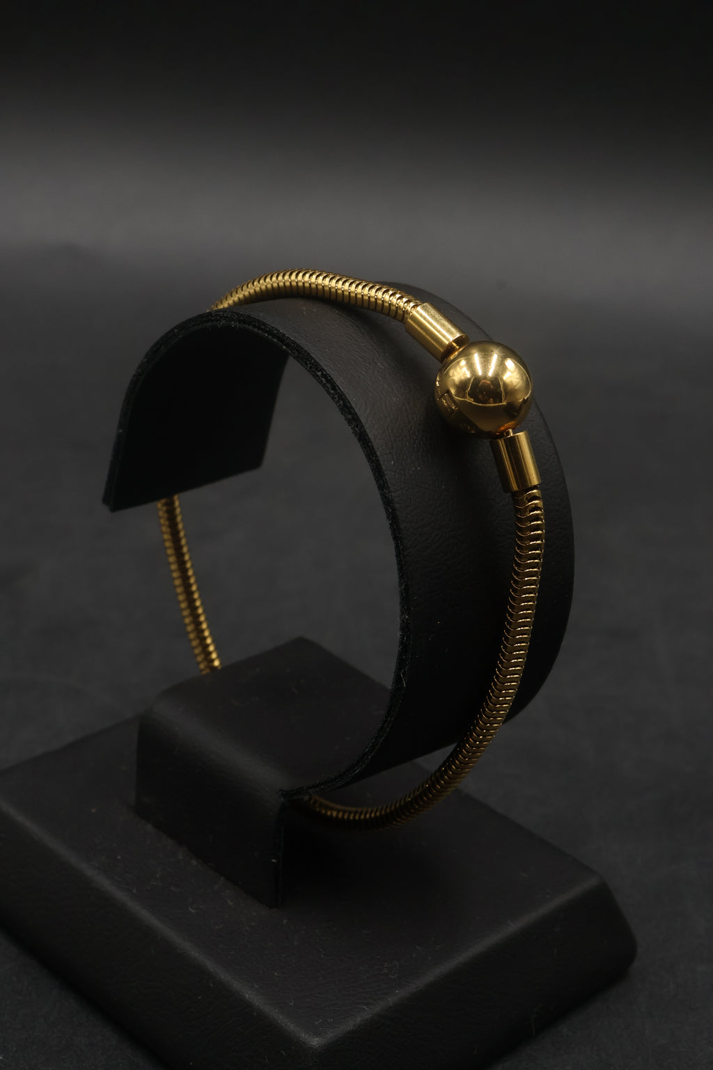 Pulsera dorada tipo Pandora 7.