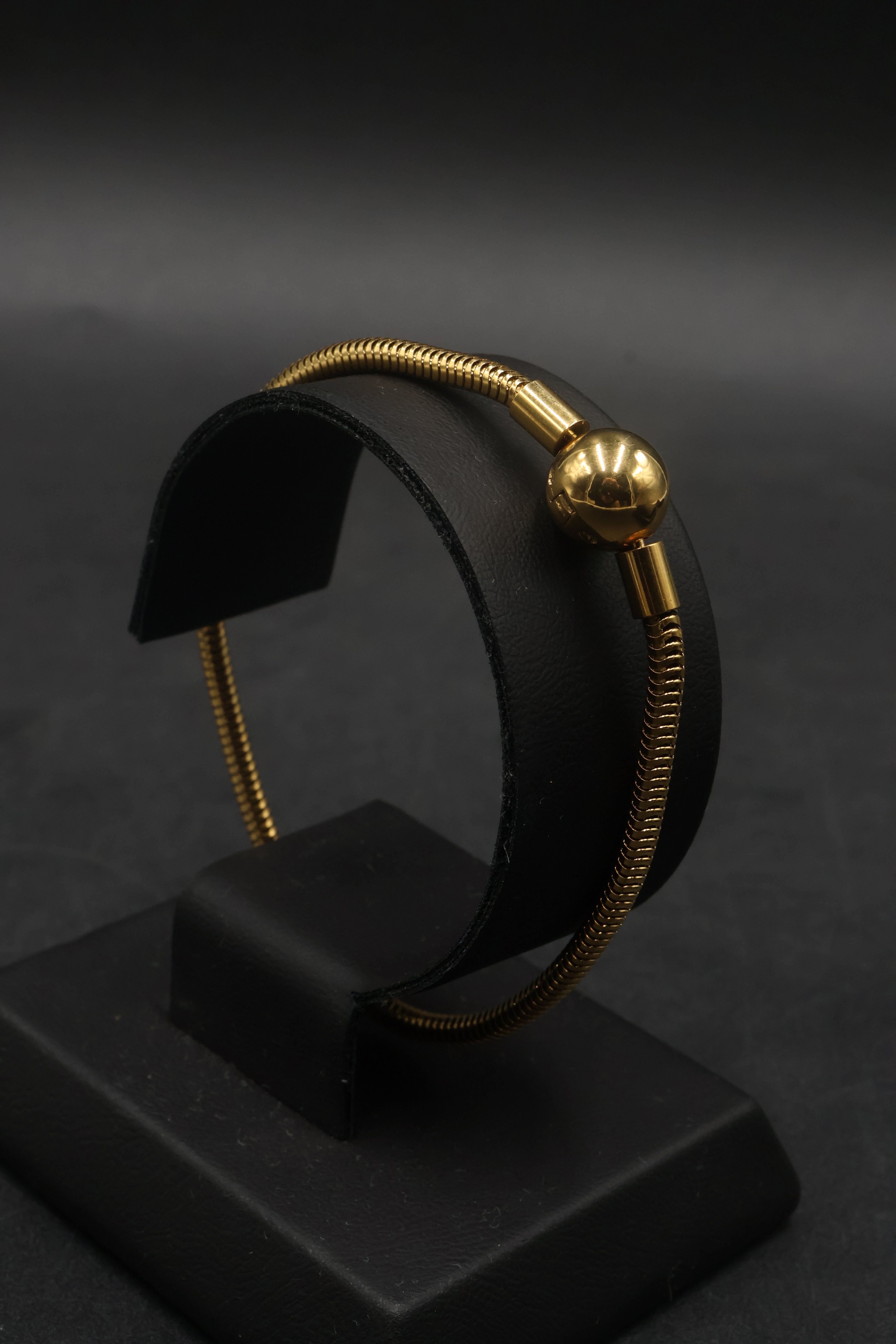 Pulsera dorada tipo Pandora 7.