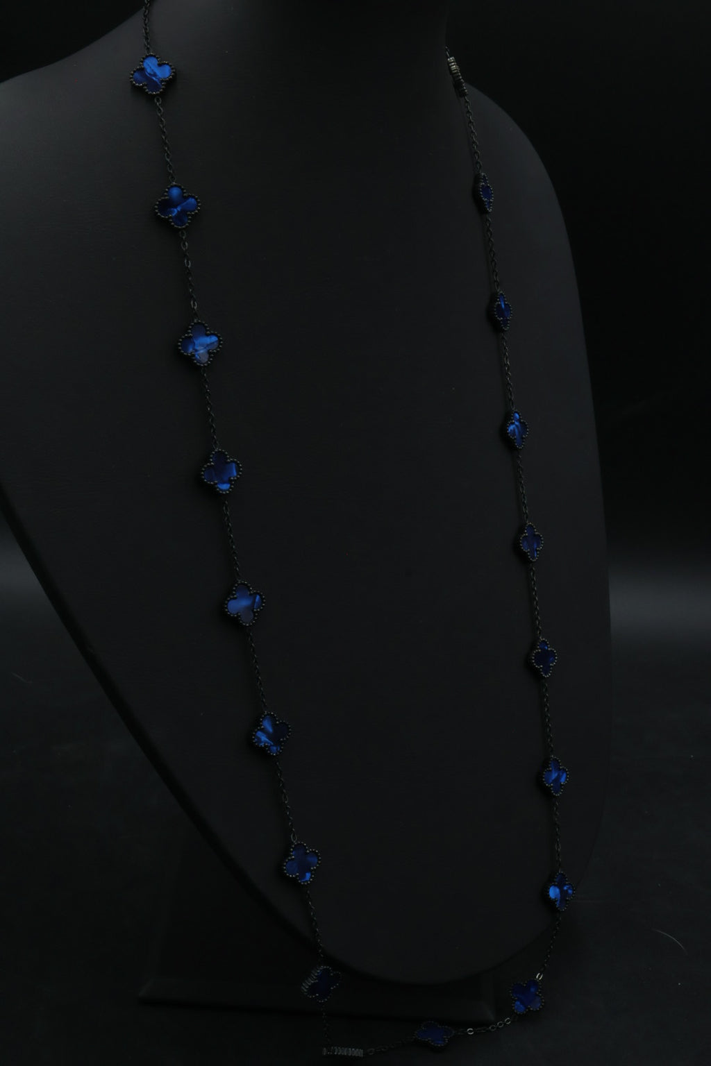 Collar Largo Trébol 13 mm Azul Marmolado. - Negro.