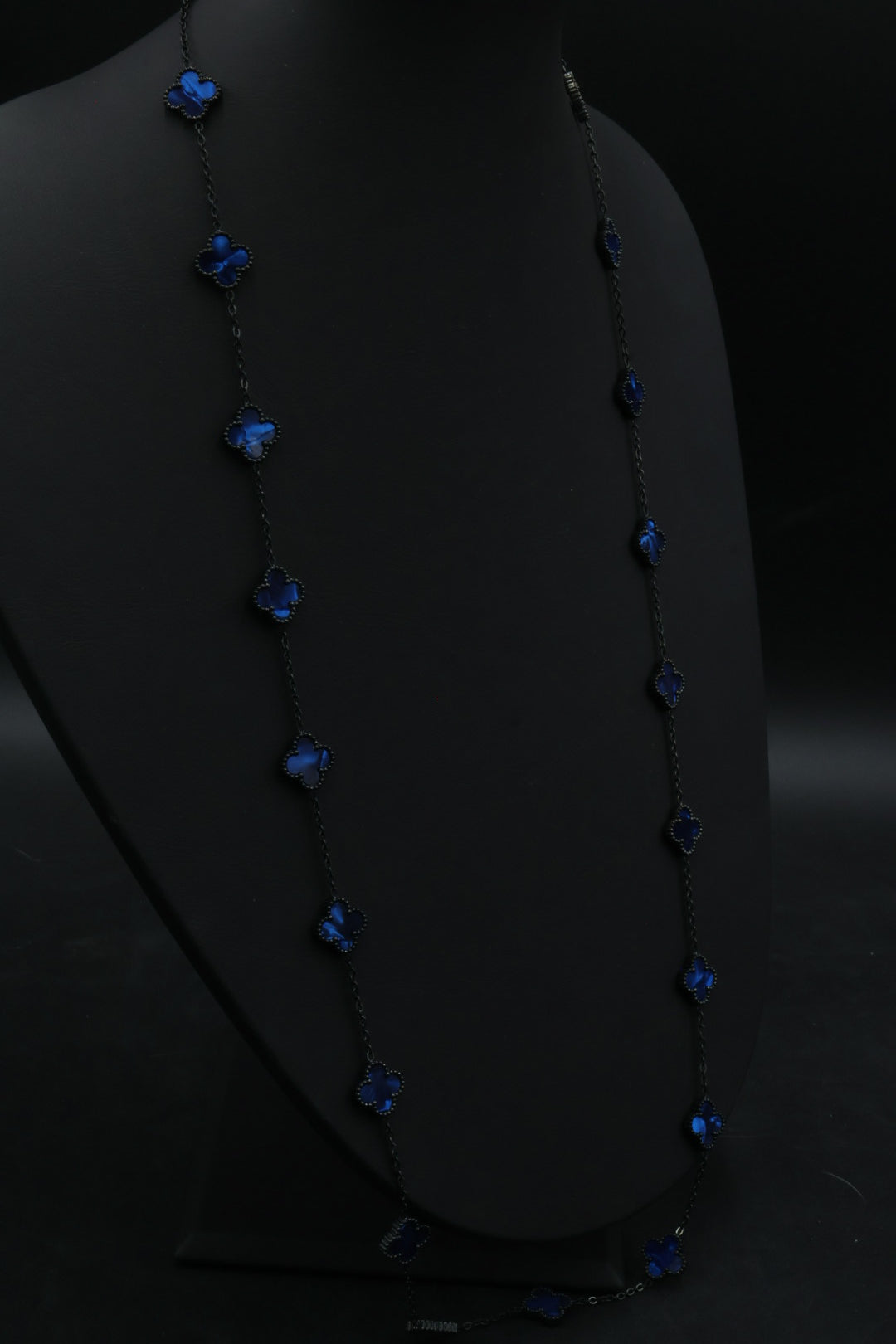 Collar Largo Trébol 13 mm Azul Marmolado. - Negro.