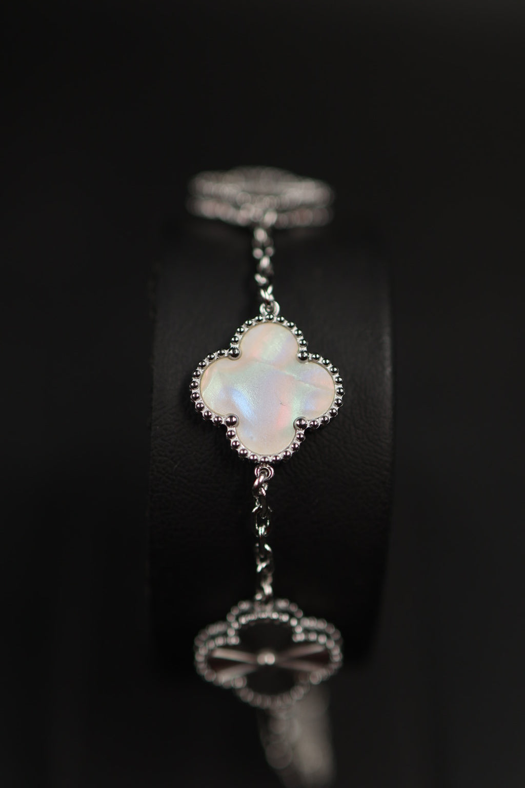 Pulsera Trébol Blanco Tornasol - Láser Plateado.