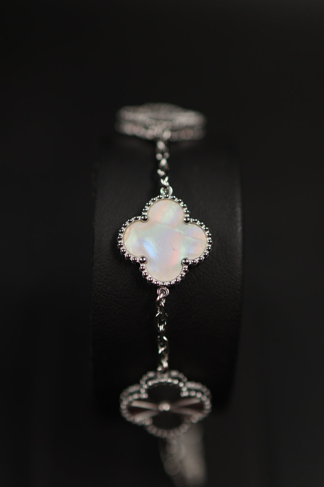 Pulsera Trébol Blanco Tornasol - Láser Plateado.