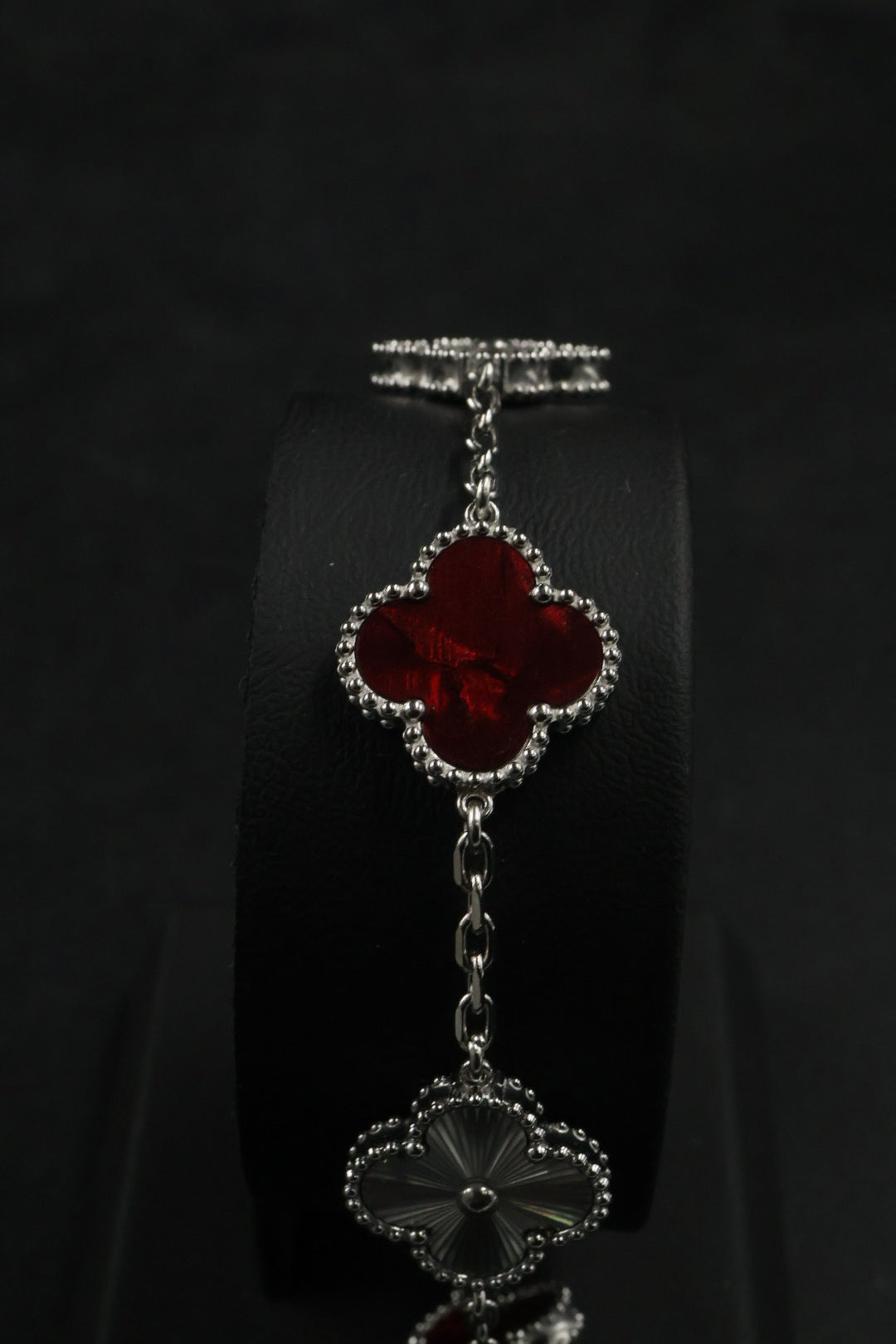 Pulsera Trébol Rojo Mármol- Láser Plateado.