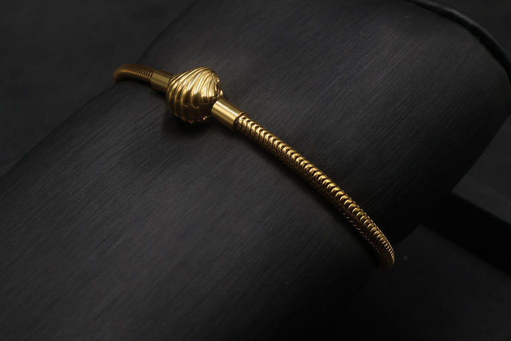 Pulsera dorada tipo Pandora 3.
