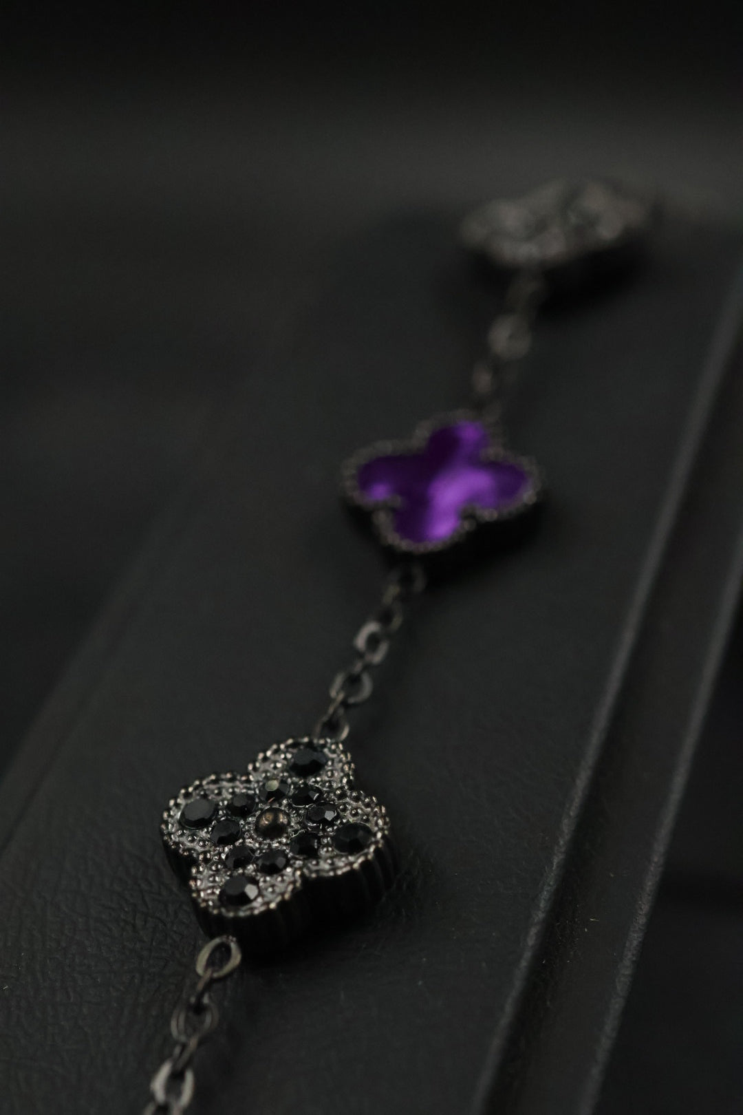 Pulsera Trébol Morado Mármol - Zirconias Negras.