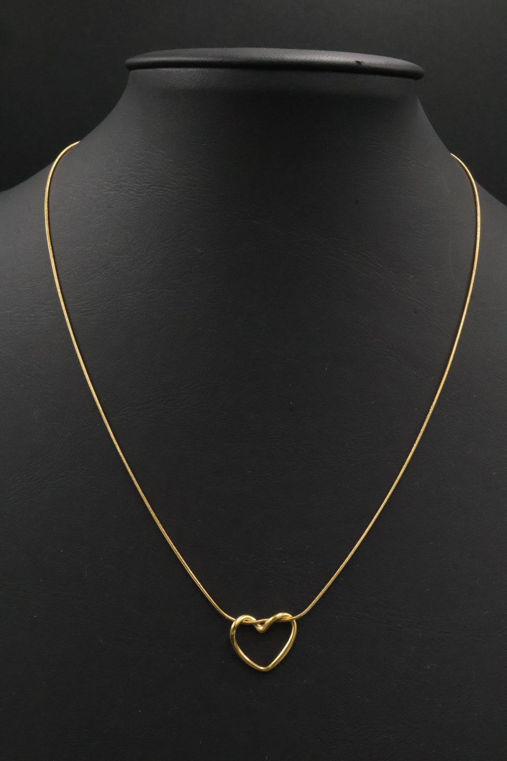 Collar con dije de Corazón Dorado.