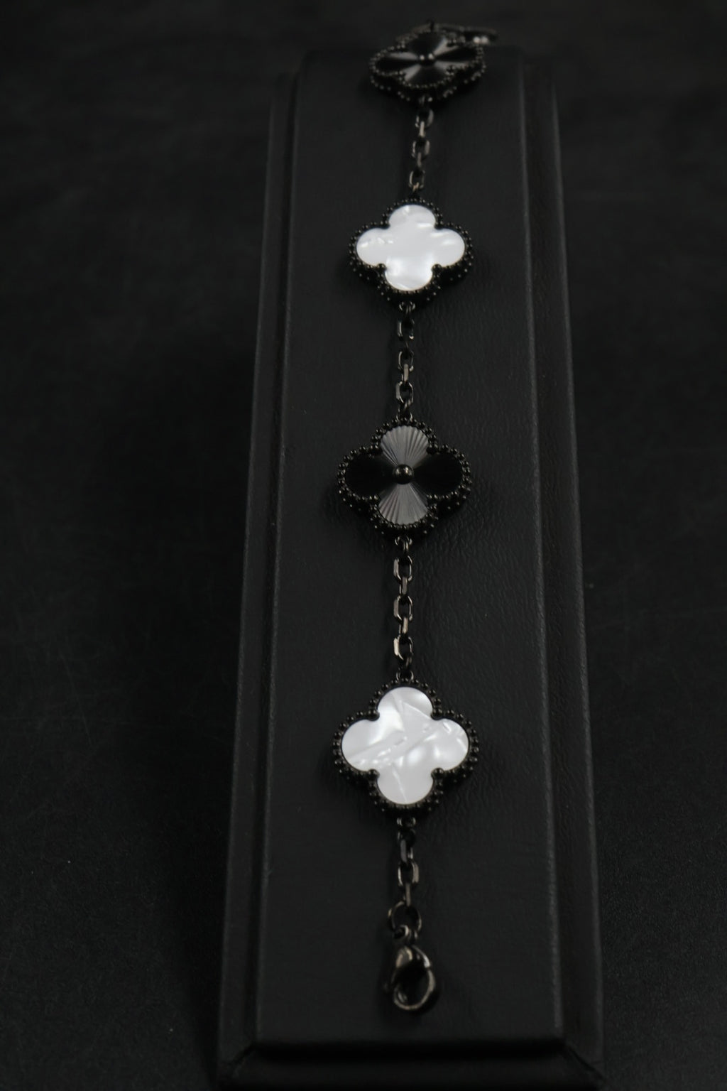 Pulsera Trébol Blanco Nácar - Láser Negro.