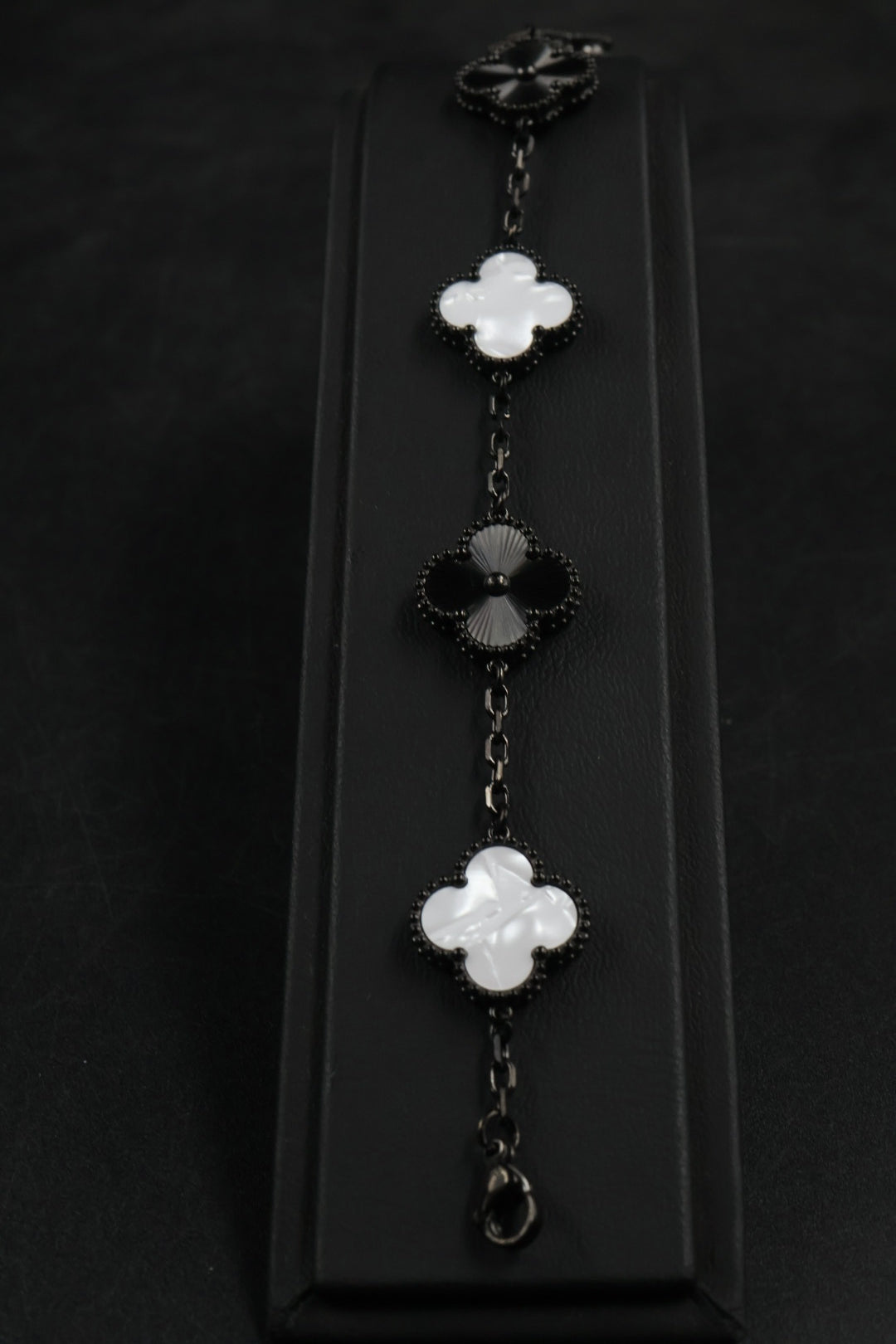 Pulsera Trébol Blanco Nácar - Láser Negro.