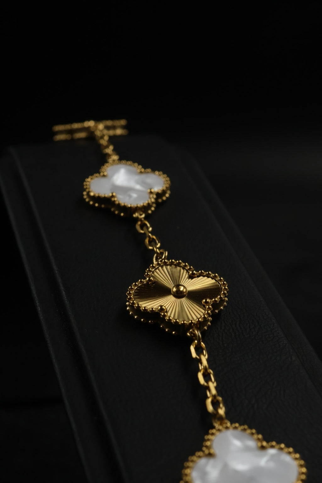 Pulsera Trébol Blanco Nácar - Láser Dorado.