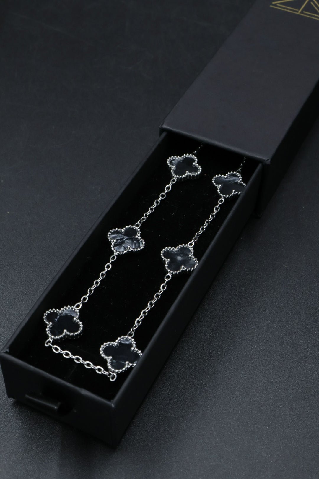 Collar Trébol 13 mm Negro Marmolado. - Plateado. 