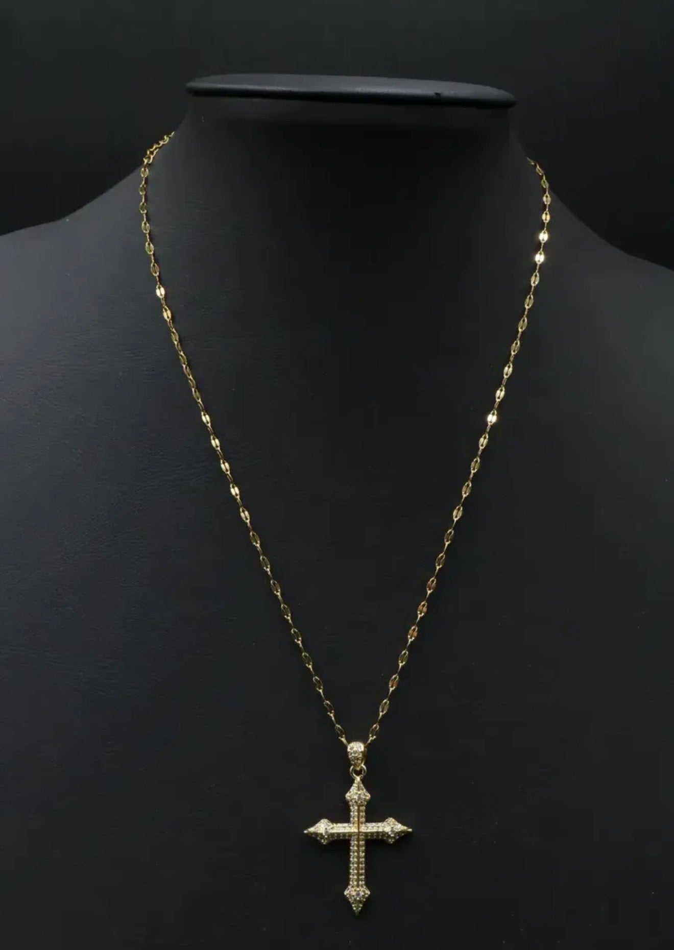 Collar con dije de Cruz con Zirconias.
