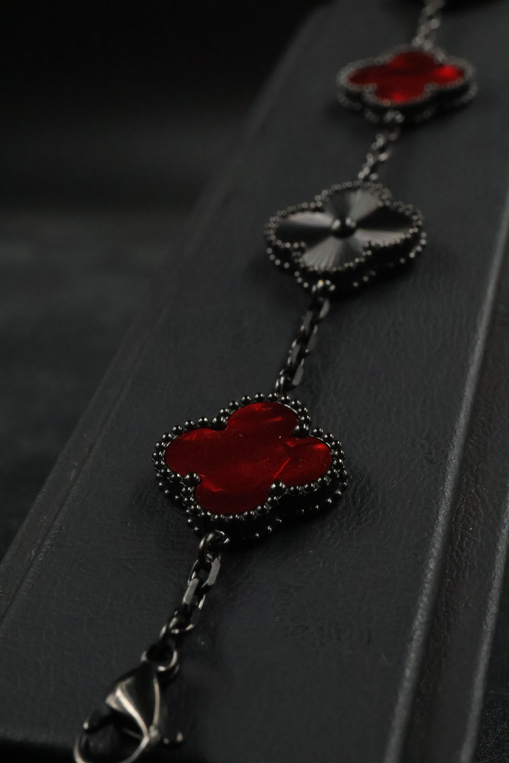 Pulsera Trébol Rojo Mármol- Láser Negro.