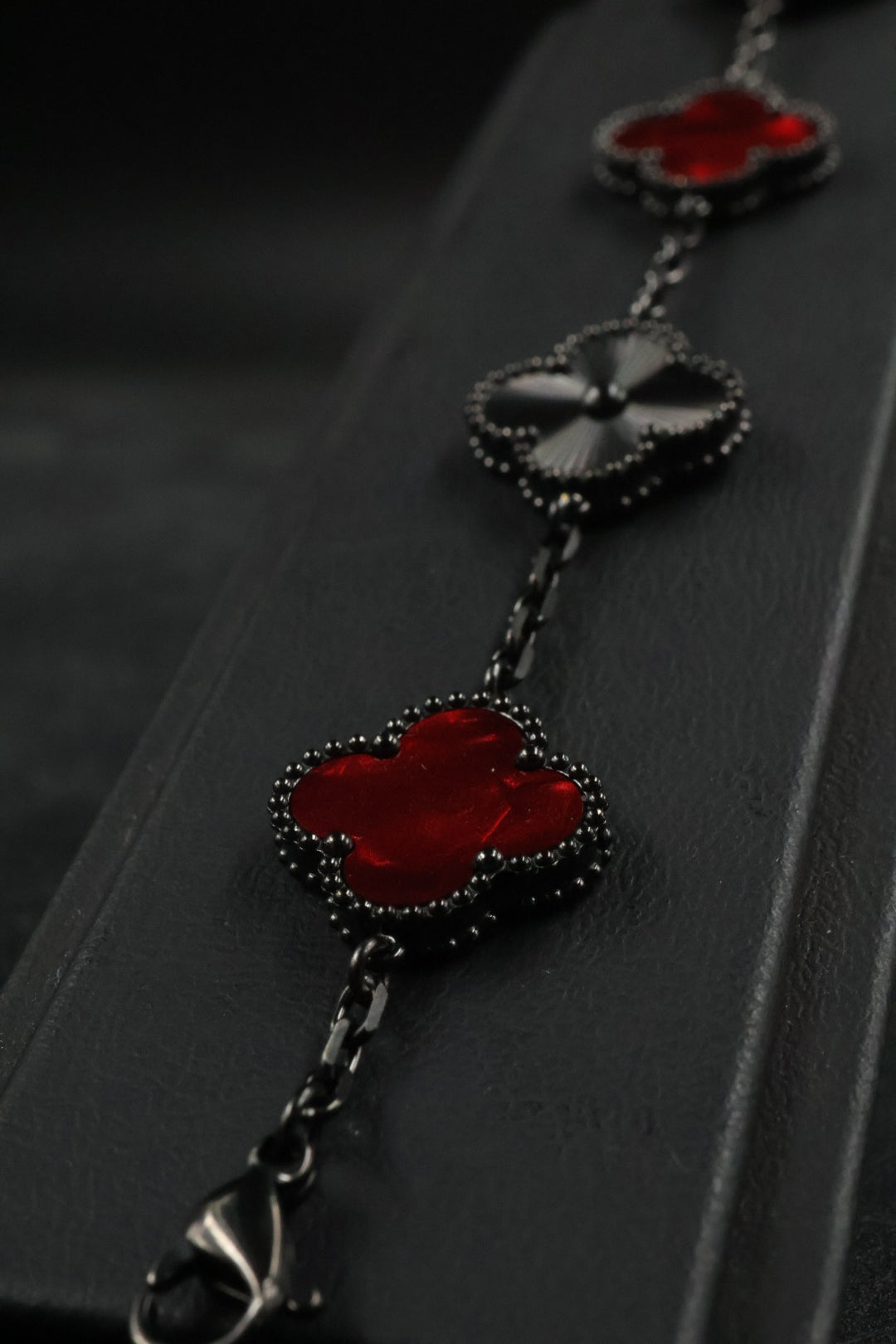 Pulsera Trébol Rojo Mármol- Láser Negro.