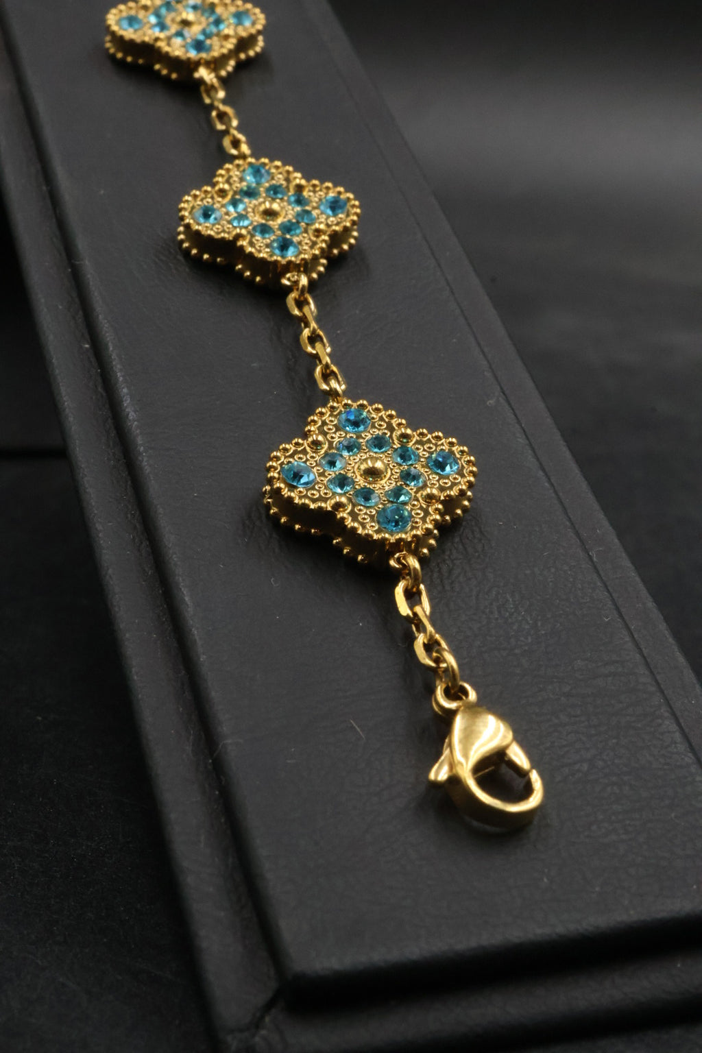 Pulsera Trébol Dorado - Zirconias Celeste.